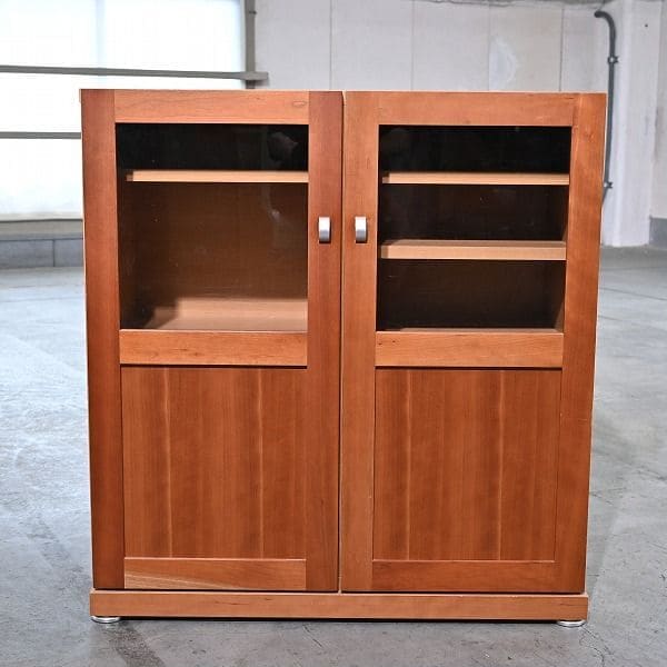 Vintage Schrank Kirschholz mit Glastüren, Stauraum und Regalböden, gebraucht