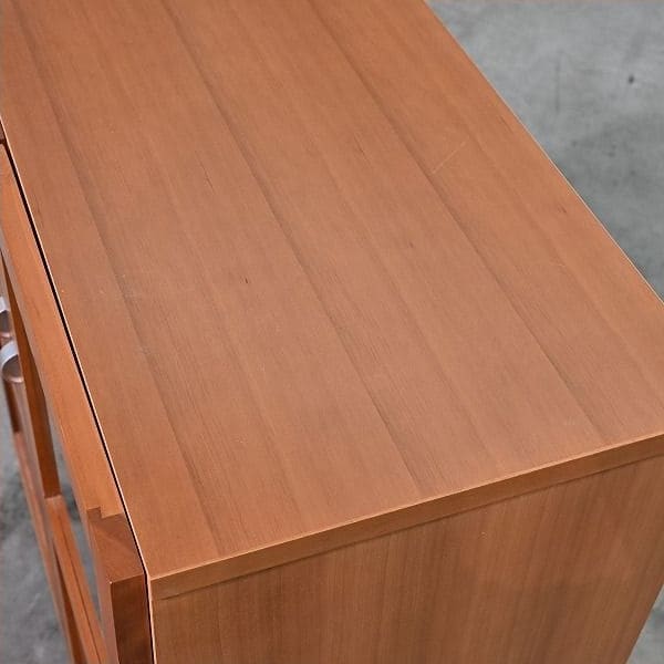 Vintage Schrank Kirschholz mit Glastüren, Stauraum und Regalböden, gebraucht