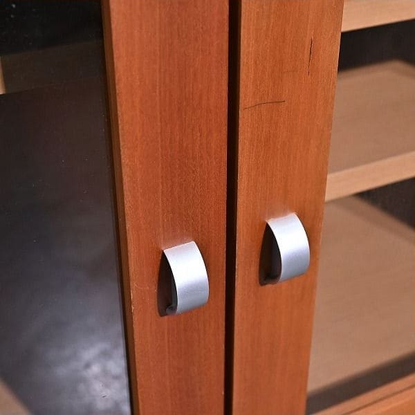 Vintage Schrank Kirschholz mit Glastüren, Stauraum und Regalböden, gebraucht