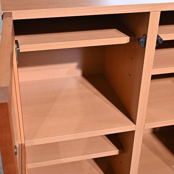Vintage Schrank Kirschholz mit Glastüren, Stauraum und Regalböden, gebraucht