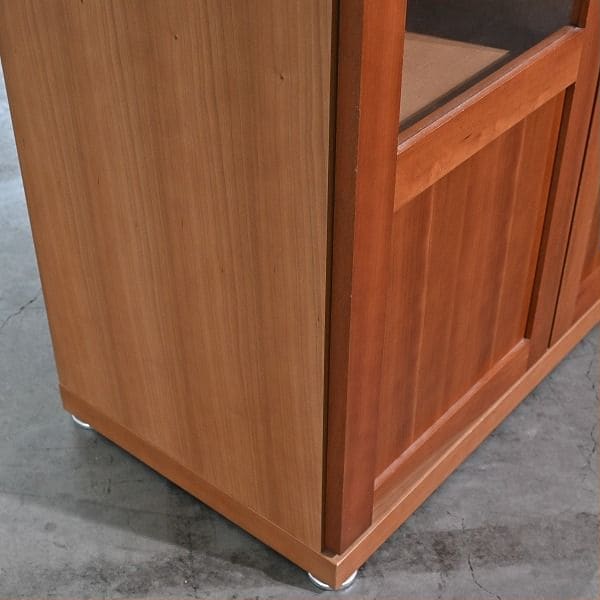 Vintage Schrank Kirschholz mit Glastüren, Stauraum und Regalböden, gebraucht