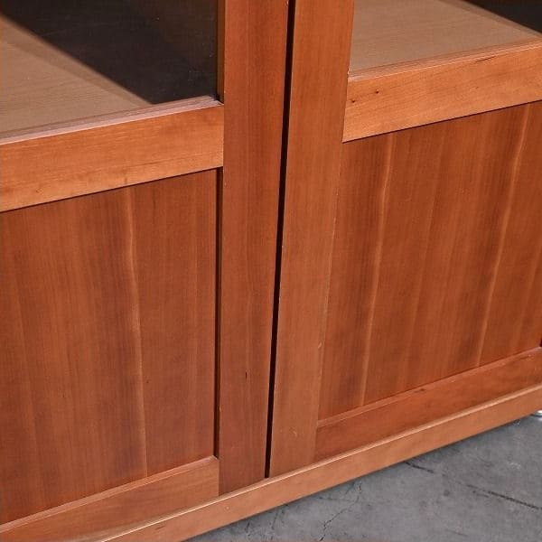 Vintage Schrank Kirschholz mit Glastüren, Stauraum und Regalböden, gebraucht
