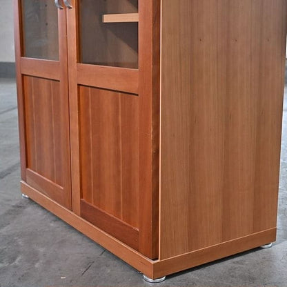 Vintage Schrank Kirschholz mit Glastüren, Stauraum und Regalböden, gebraucht