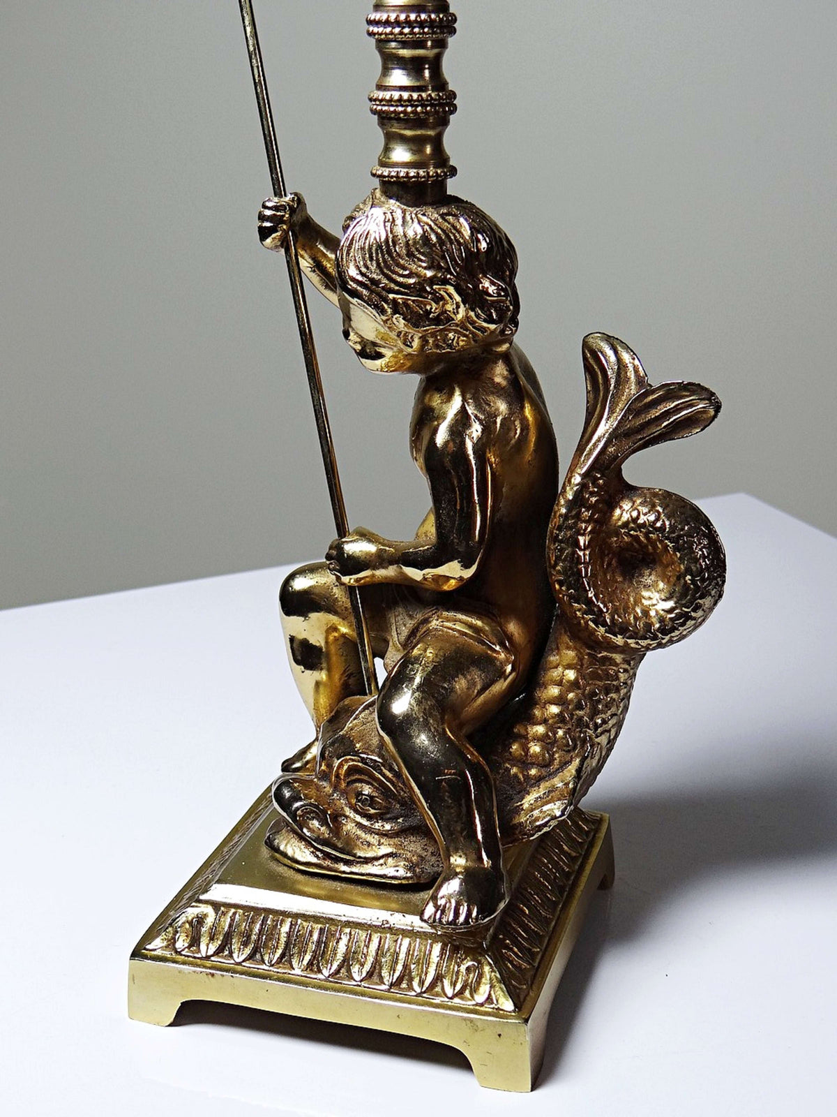 Vintage Tischlampe "Putto und Delfin" aus vergoldetem Metall, Art Deco