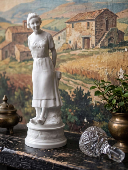 Vintage Statuette "Bäuerin" aus Biscuit-Porzellan von Limoges