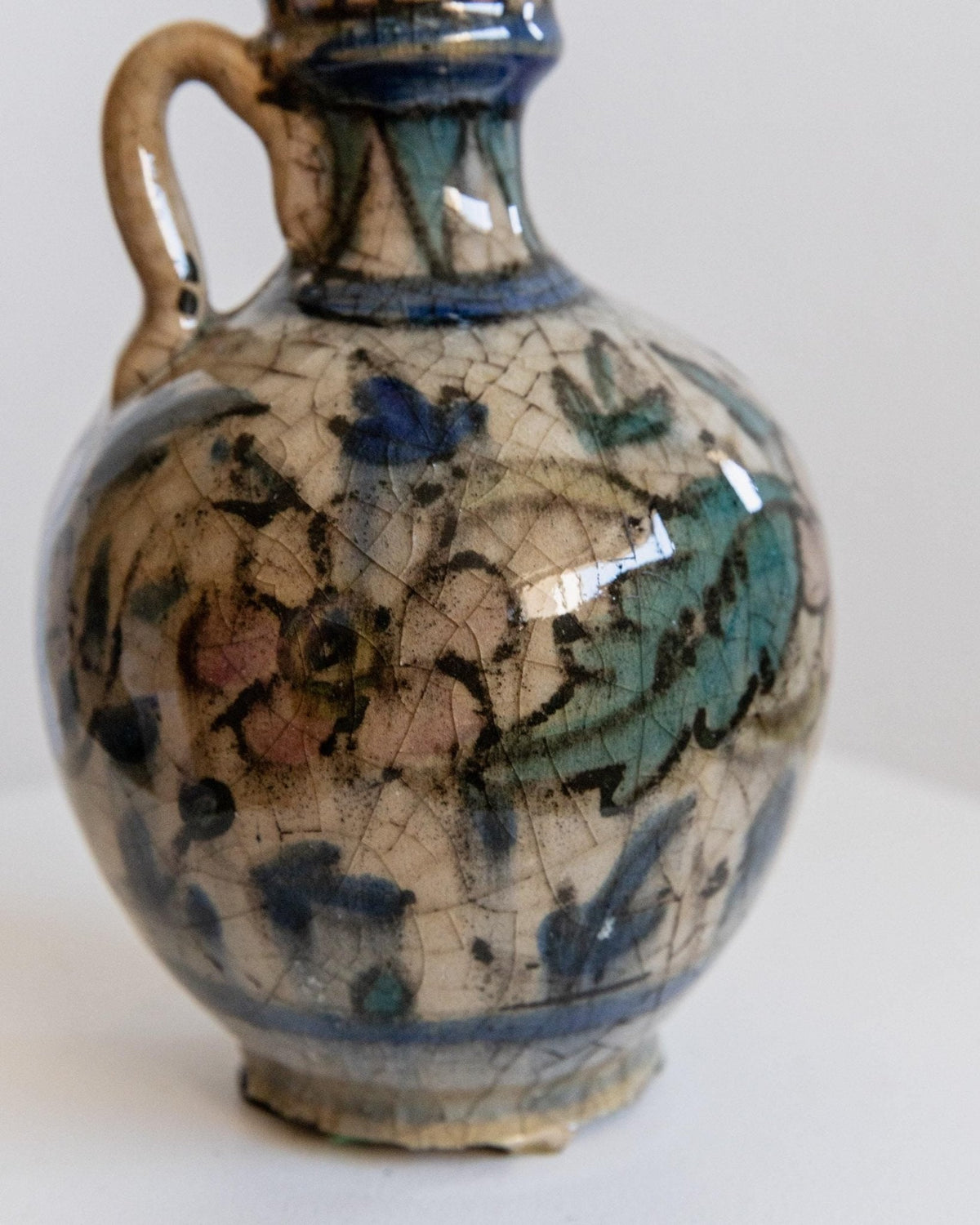 Vintage Keramikvase, handbemalt mit floralem Muster und Henkel, 18. Jahrhundert