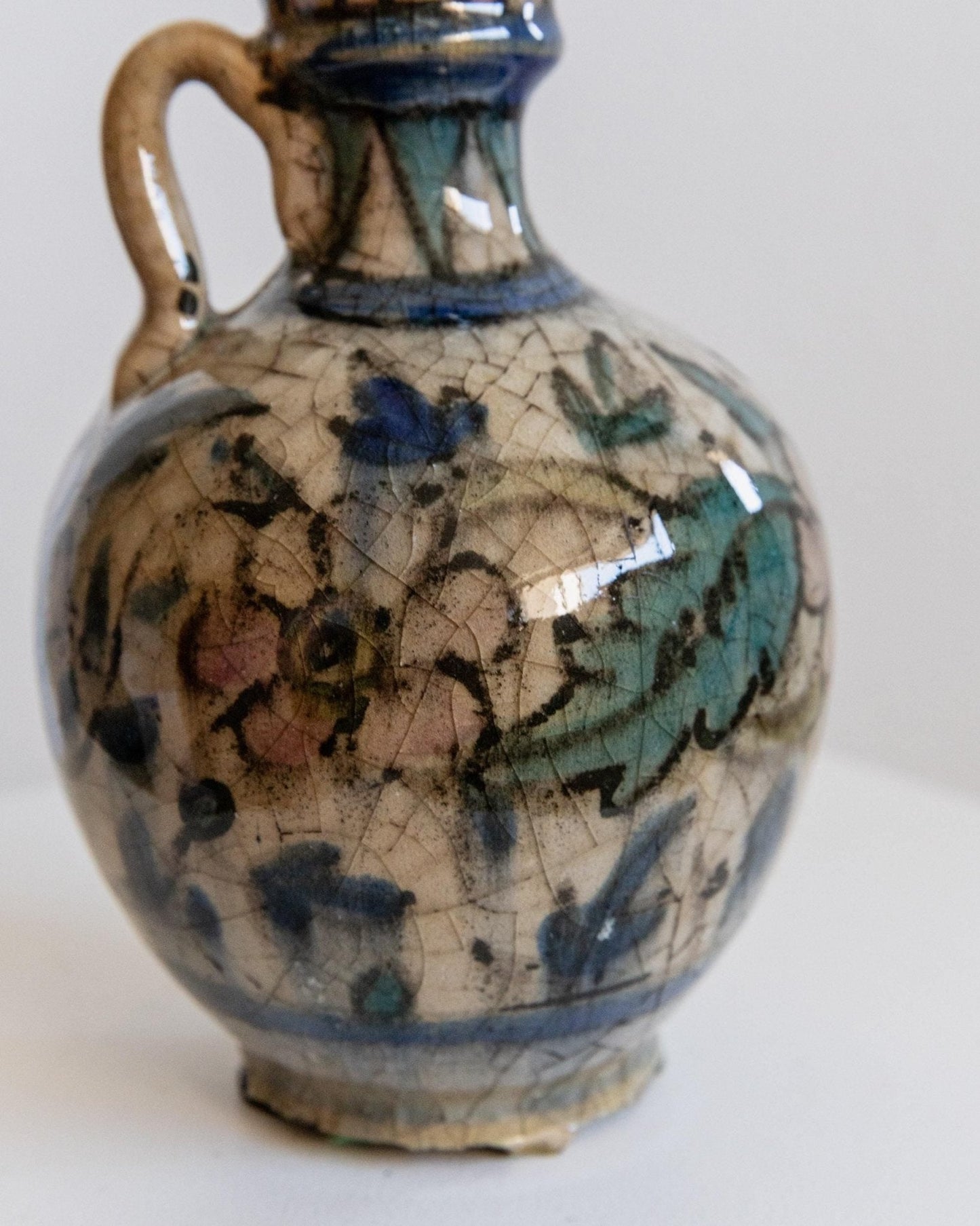 Vintage Keramikvase, handbemalt mit floralem Muster und Henkel, 18. Jahrhundert