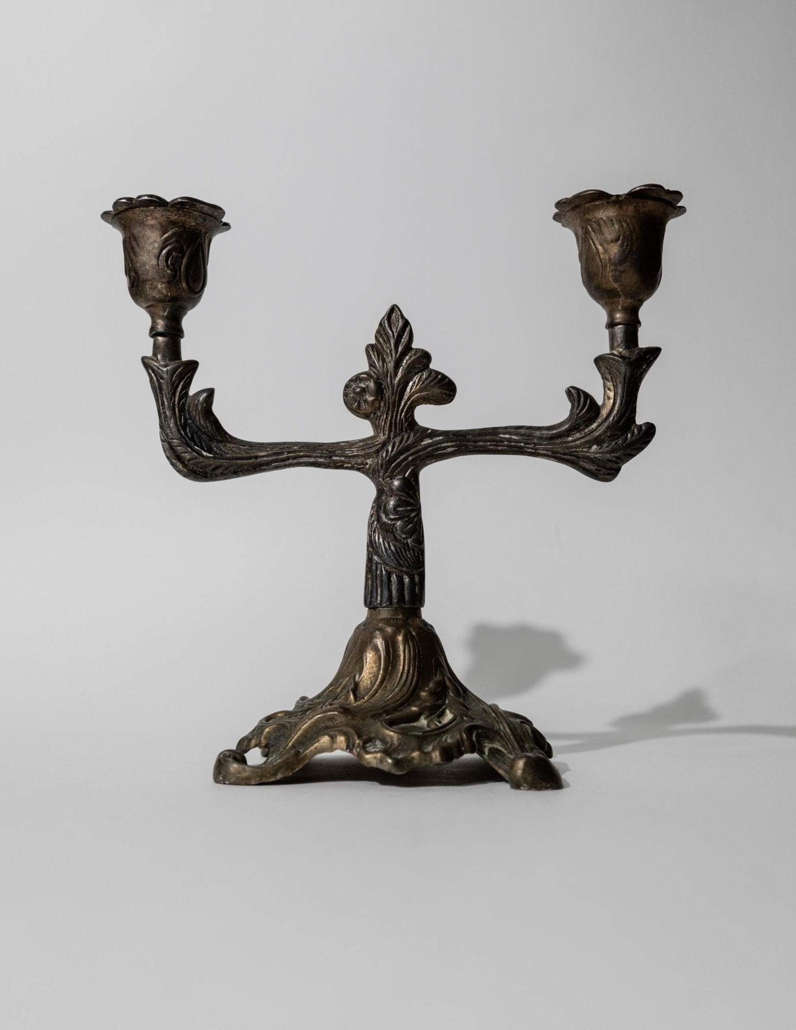 Vintage Bronze Kerzenhalter für zwei Kerzen im Art Déco Design mit floralen Verzierungen