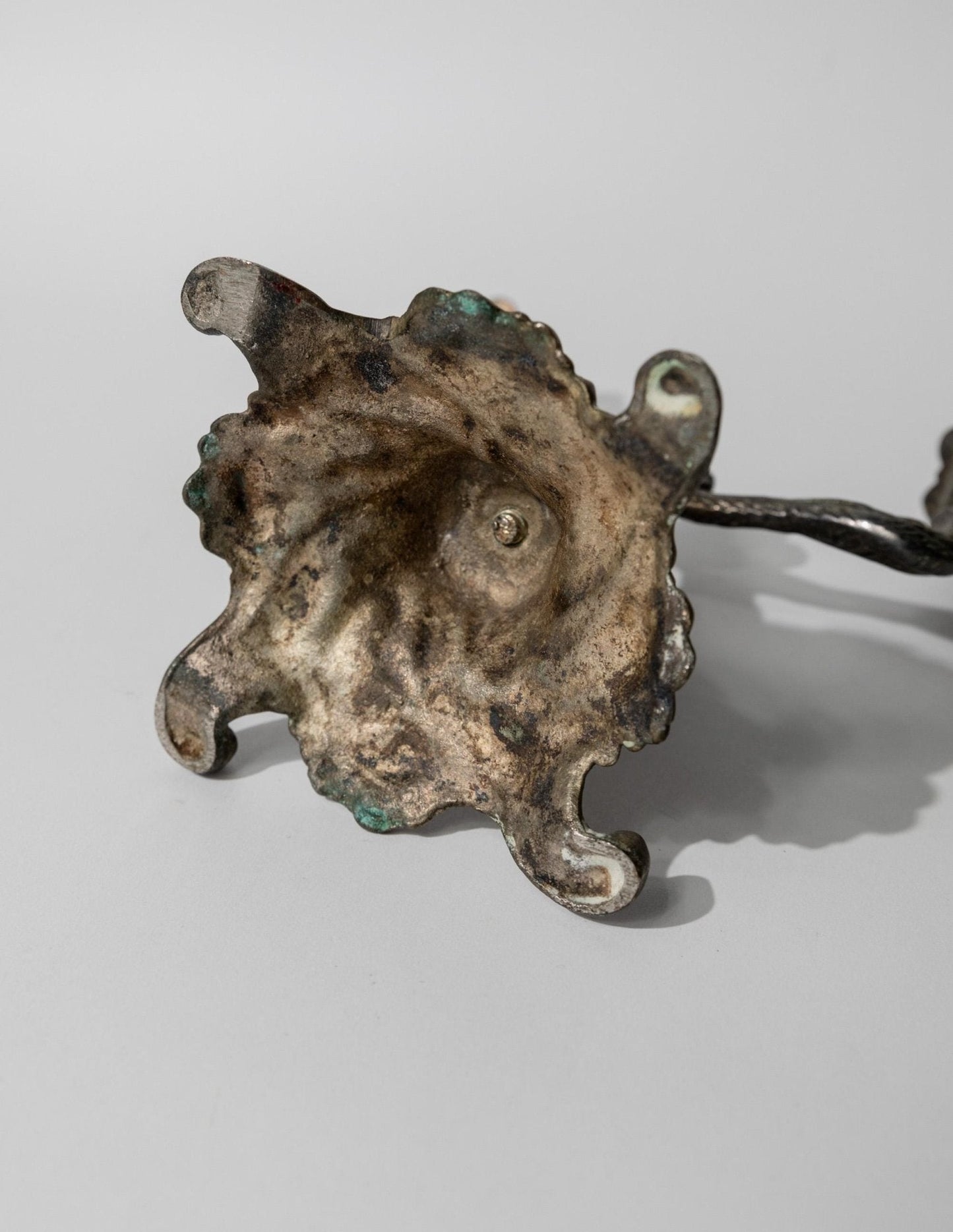 Vintage Bronze Kerzenhalter für zwei Kerzen im Art Déco Design mit floralen Verzierungen