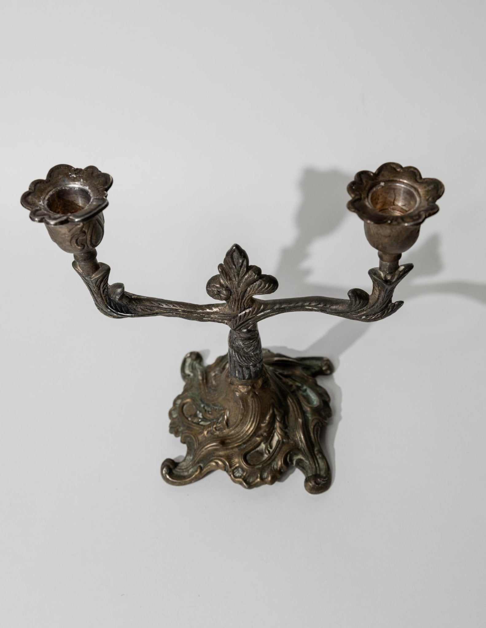 Vintage Bronze Kerzenhalter für zwei Kerzen im Art Déco Design mit floralen Verzierungen