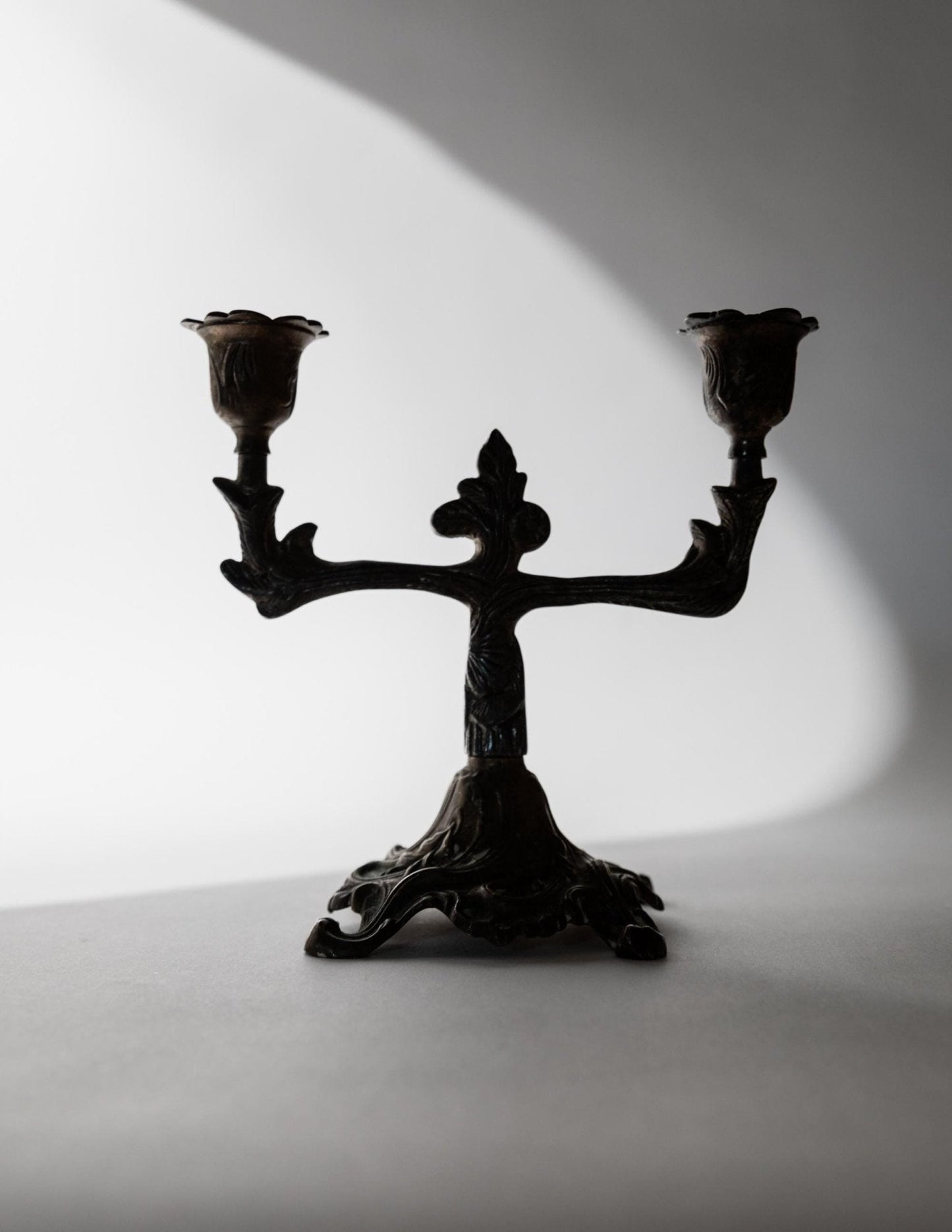 Vintage Bronze Kerzenhalter für zwei Kerzen im Art Déco Design mit floralen Verzierungen