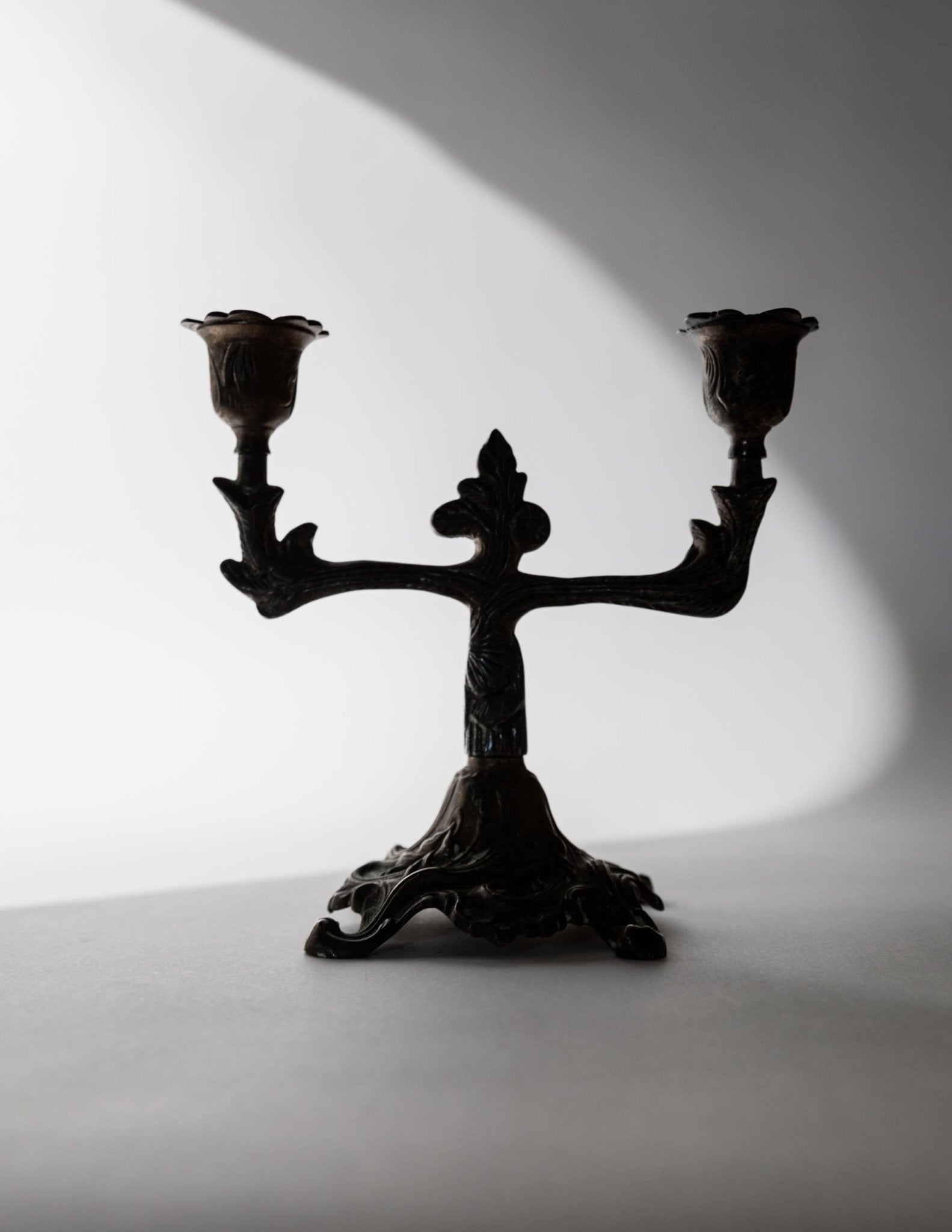Vintage Bronze Kerzenhalter für zwei Kerzen im Art Déco Design mit floralen Verzierungen