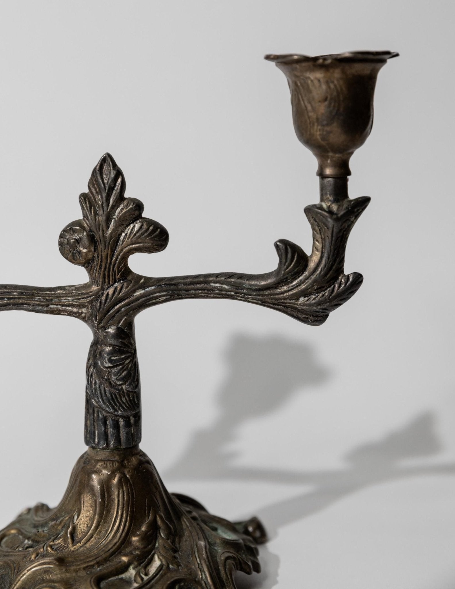 Vintage Bronze Kerzenhalter für zwei Kerzen im Art Déco Design mit floralen Verzierungen