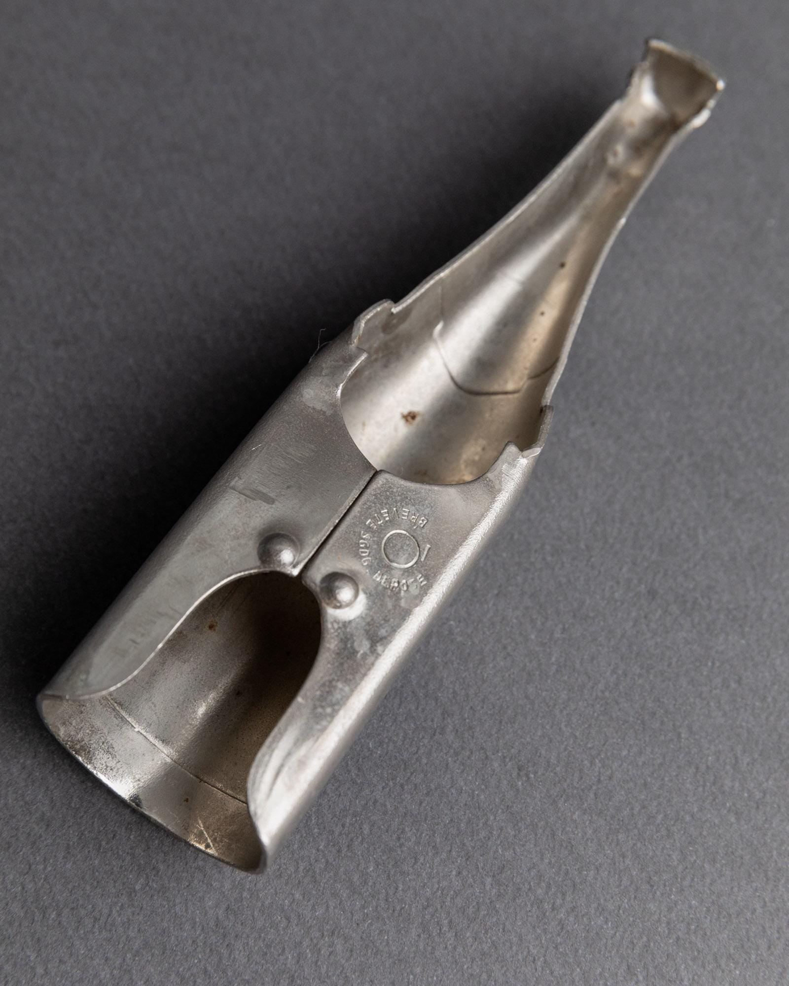 Vintage Flaschenöffner Champagnerflasche Frankreich zeitloses Baraccessoire seltenes Sammlerstück