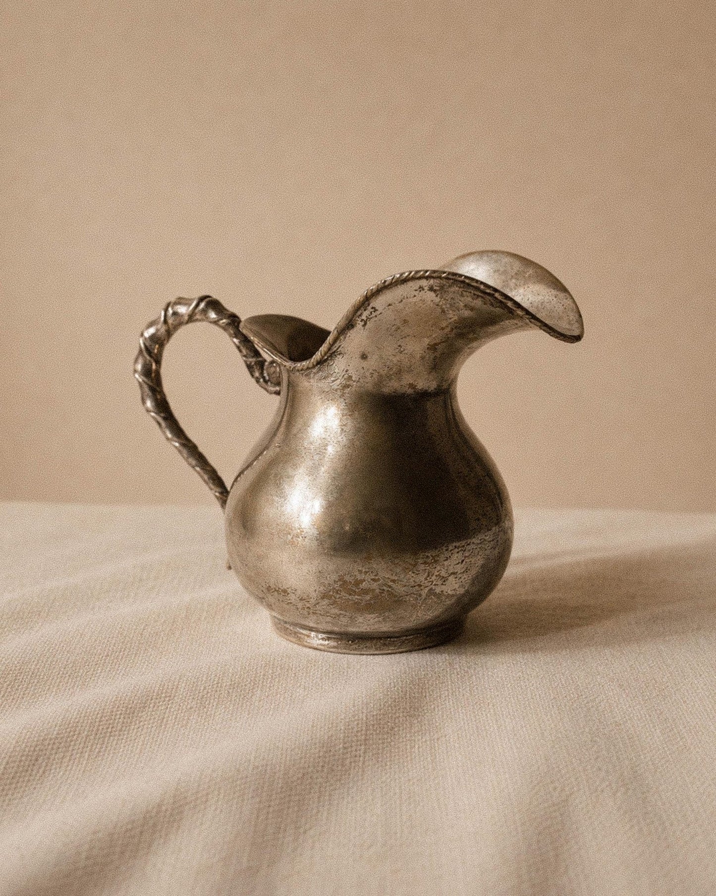 Vintage Milchkännchen von Calegaro Padua, gehämmert, versilbert, gedrehter Griff