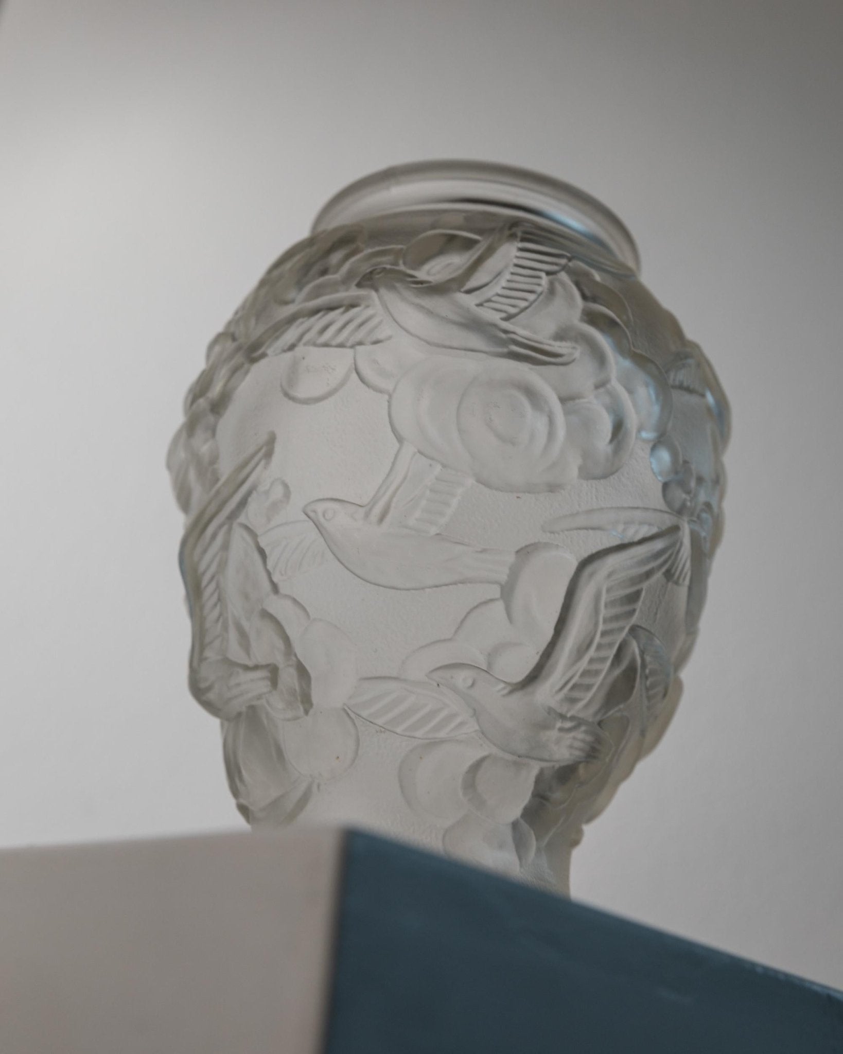 Vintage Art Deco Vase mit Schwalben-Relief von Josef Inwald