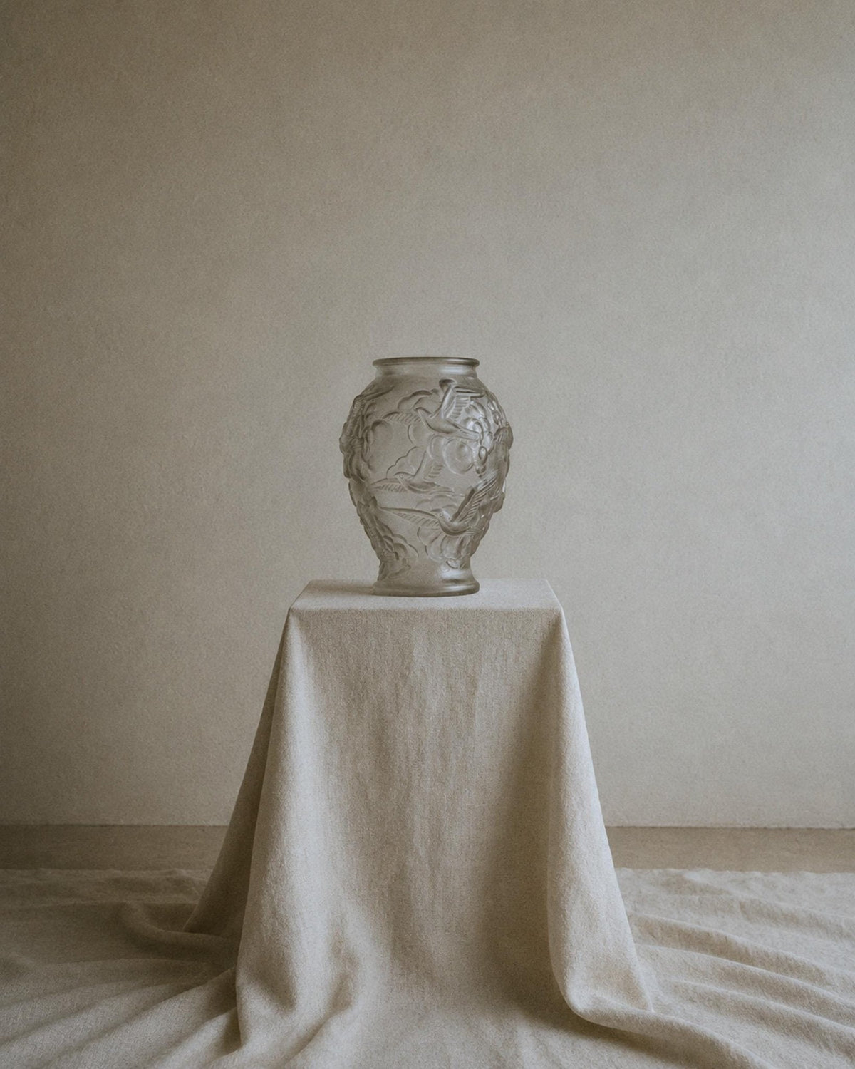 Vintage Art Deco Vase mit Schwalben-Relief von Josef Inwald