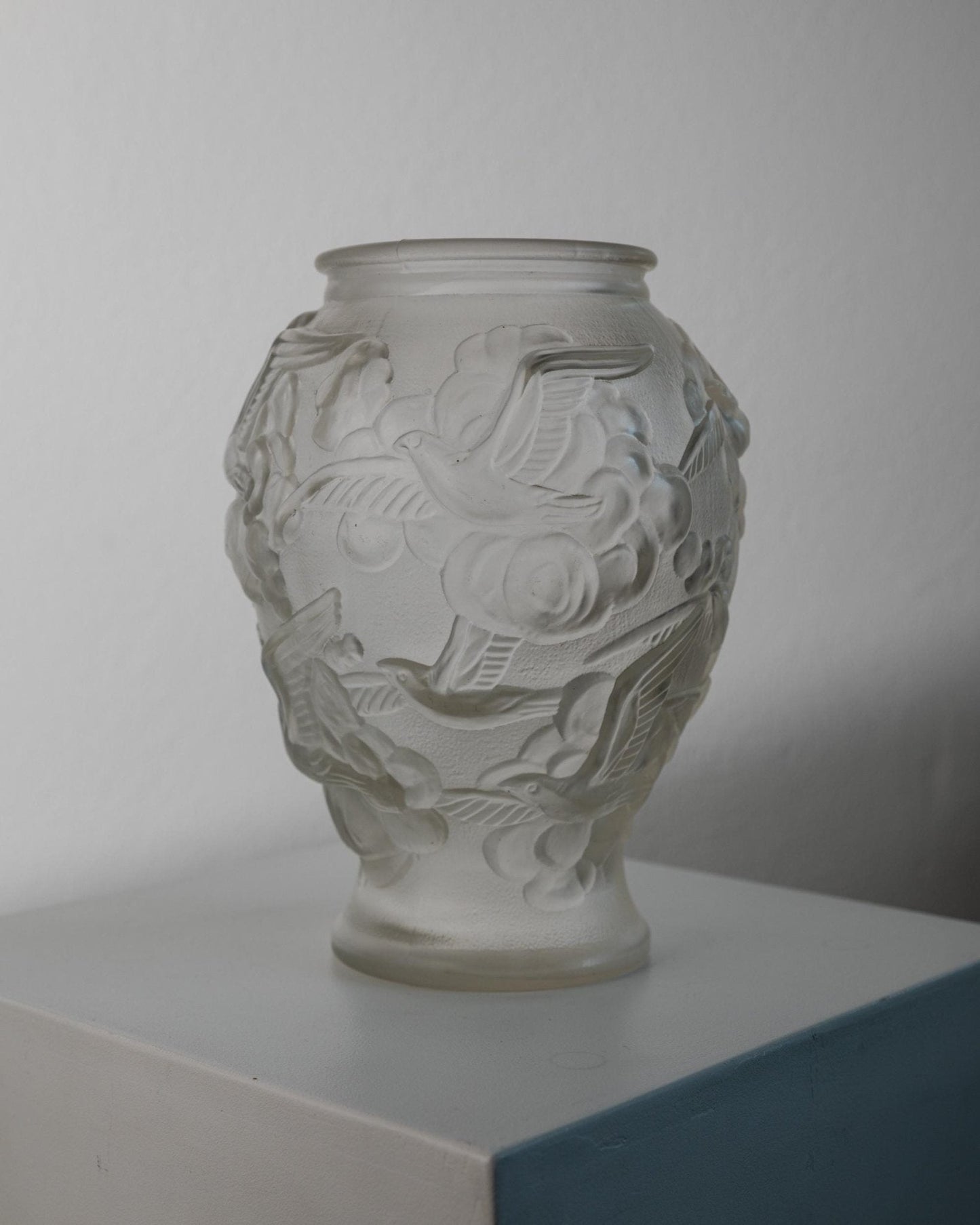 Vintage Art Deco Vase mit Schwalben-Relief von Josef Inwald