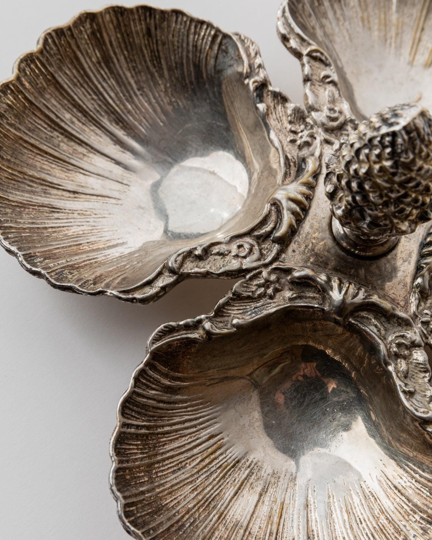 Vintage Schale Art Deco mit Muschelschalen und Zapfengriff