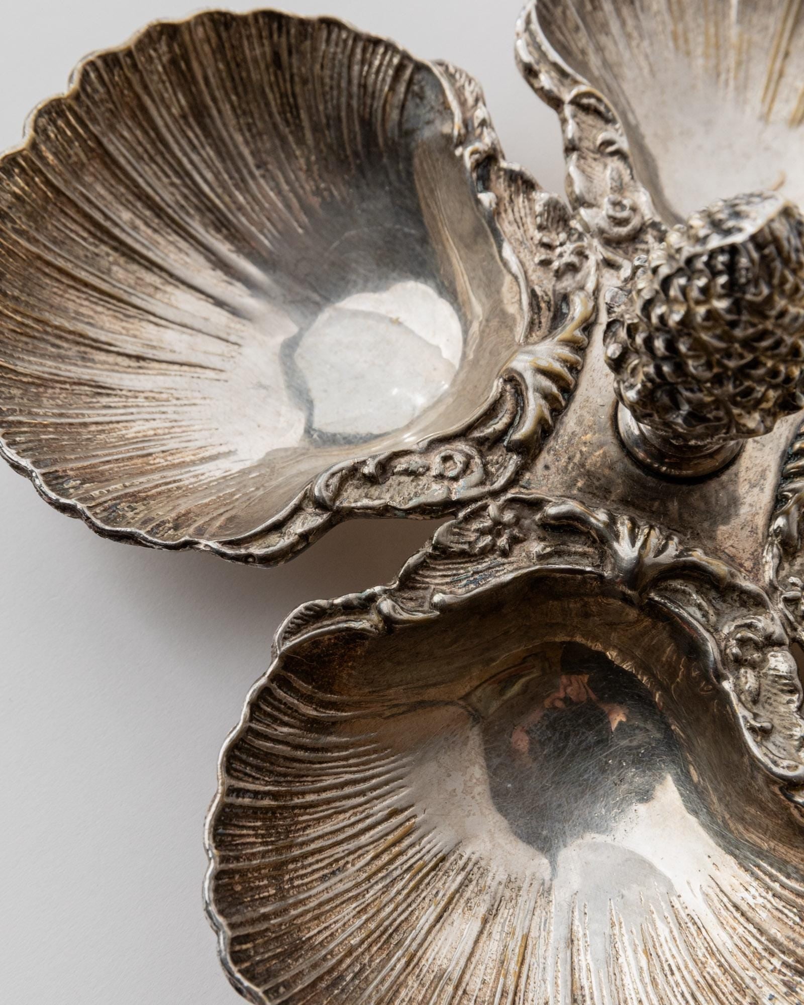 Vintage Schale Art Deco mit Muschelschalen und Zapfengriff