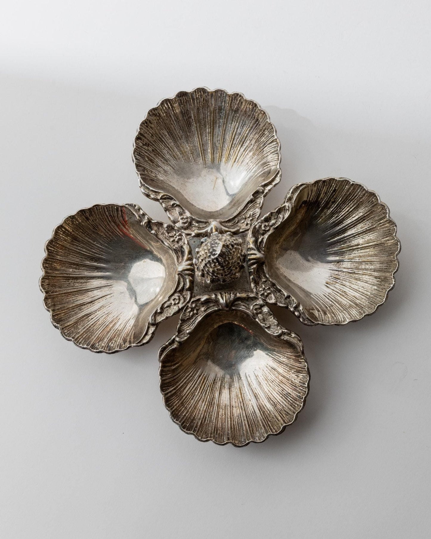 Vintage Schale Art Deco mit Muschelschalen und Zapfengriff