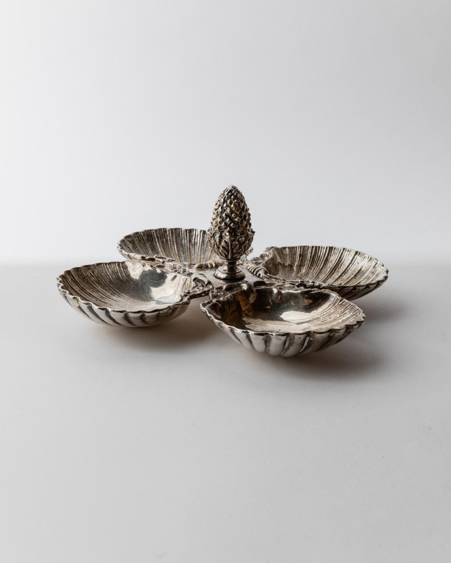 Vintage Schale Art Deco mit Muschelschalen und Zapfengriff