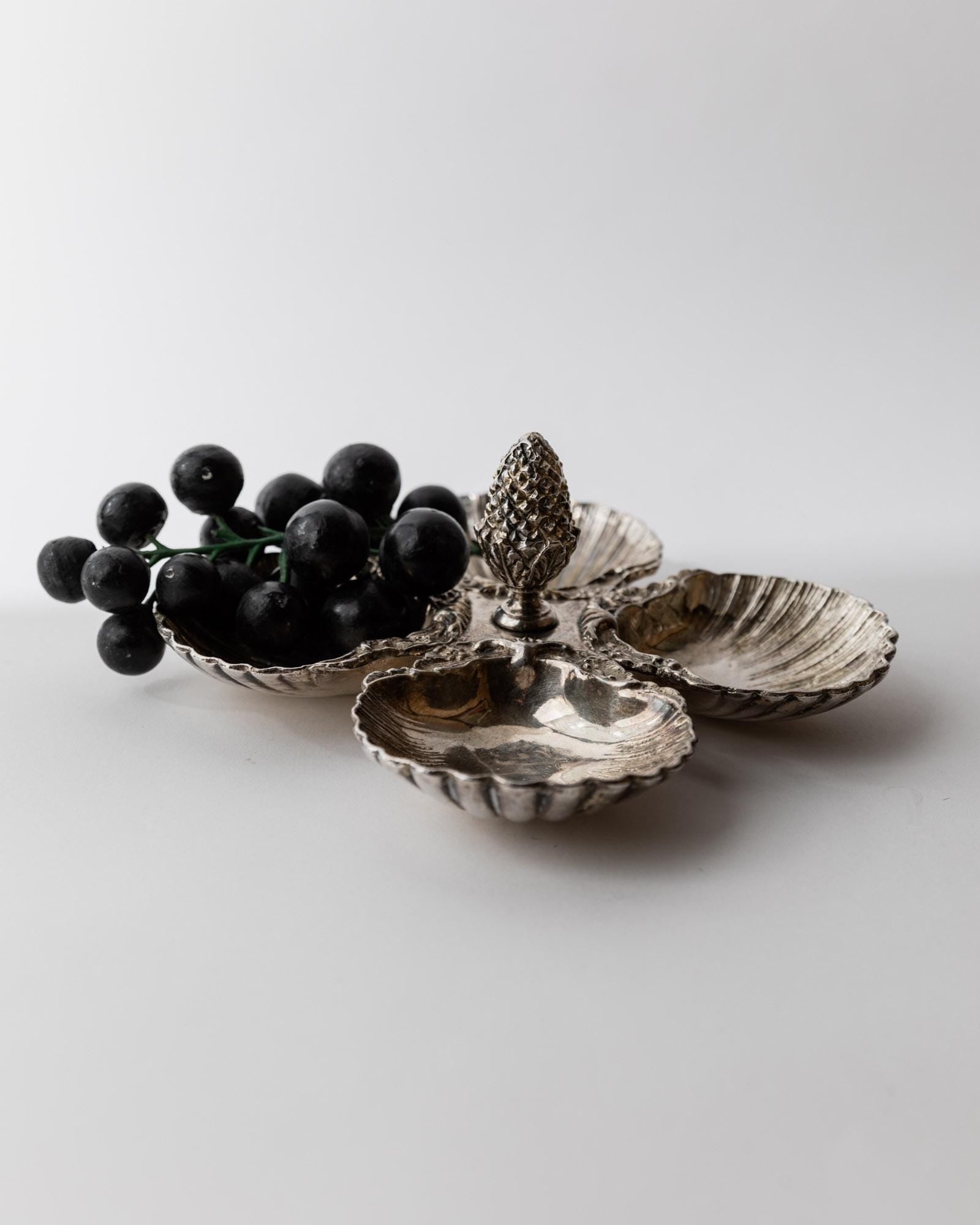 Vintage Schale Art Deco mit Muschelschalen und Zapfengriff