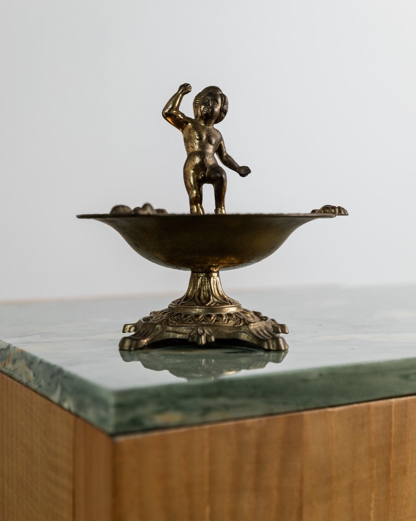 Vintage Messing Aschenbecher mit Knabenfigur auf Sockel, skulpturales Design, 1940er