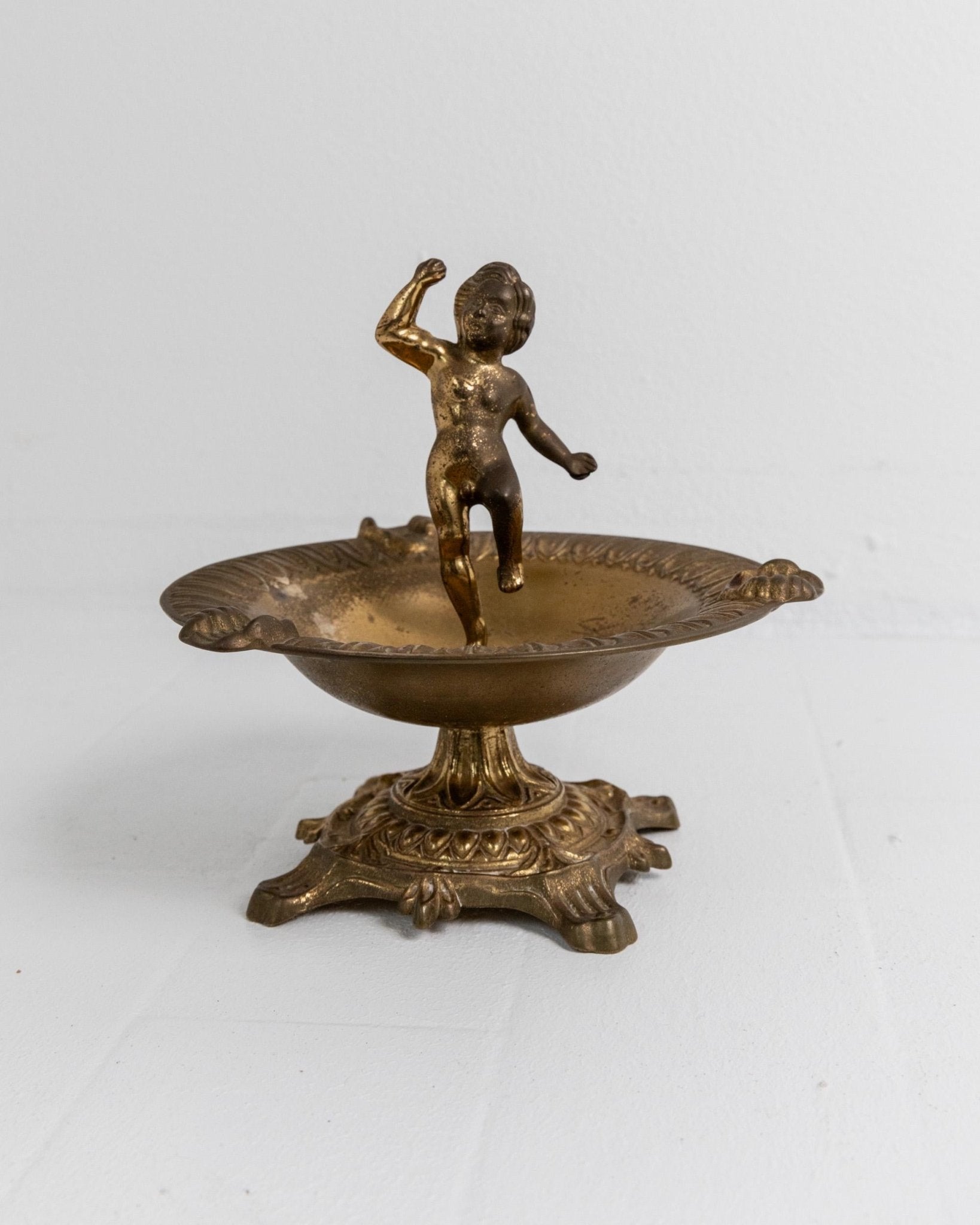Vintage Messing Aschenbecher mit Knabenfigur auf Sockel, skulpturales Design, 1940er