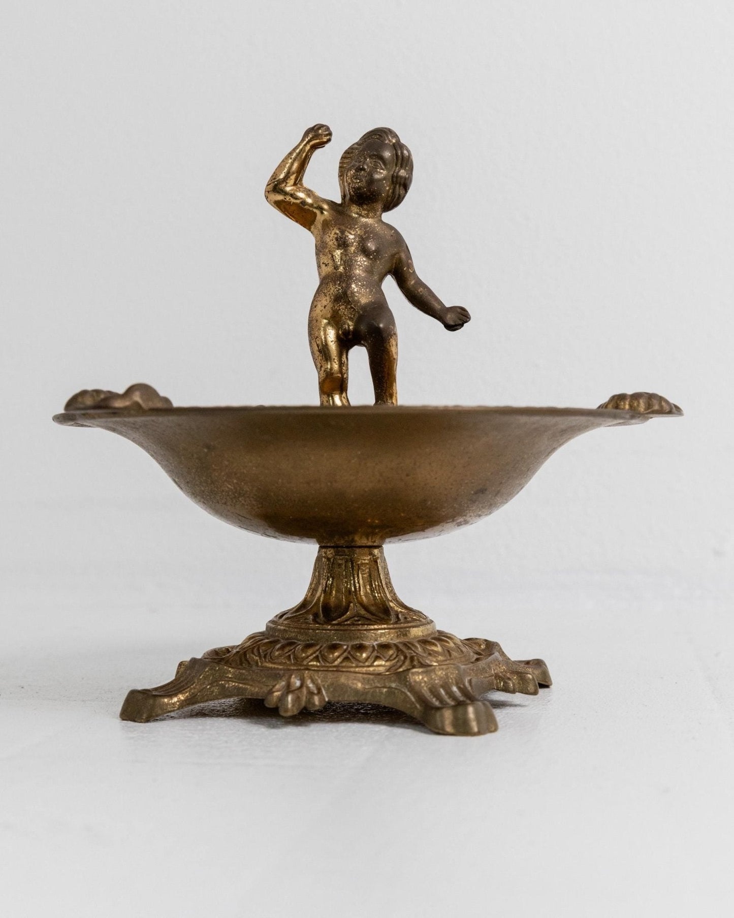 Vintage Messing Aschenbecher mit Knabenfigur auf Sockel, skulpturales Design, 1940er