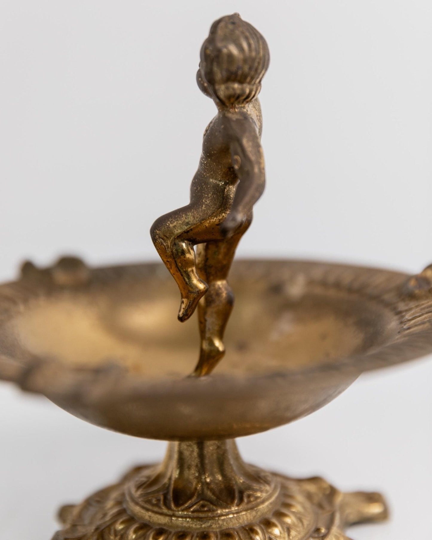 Vintage Messing Aschenbecher mit Knabenfigur auf Sockel, skulpturales Design, 1940er