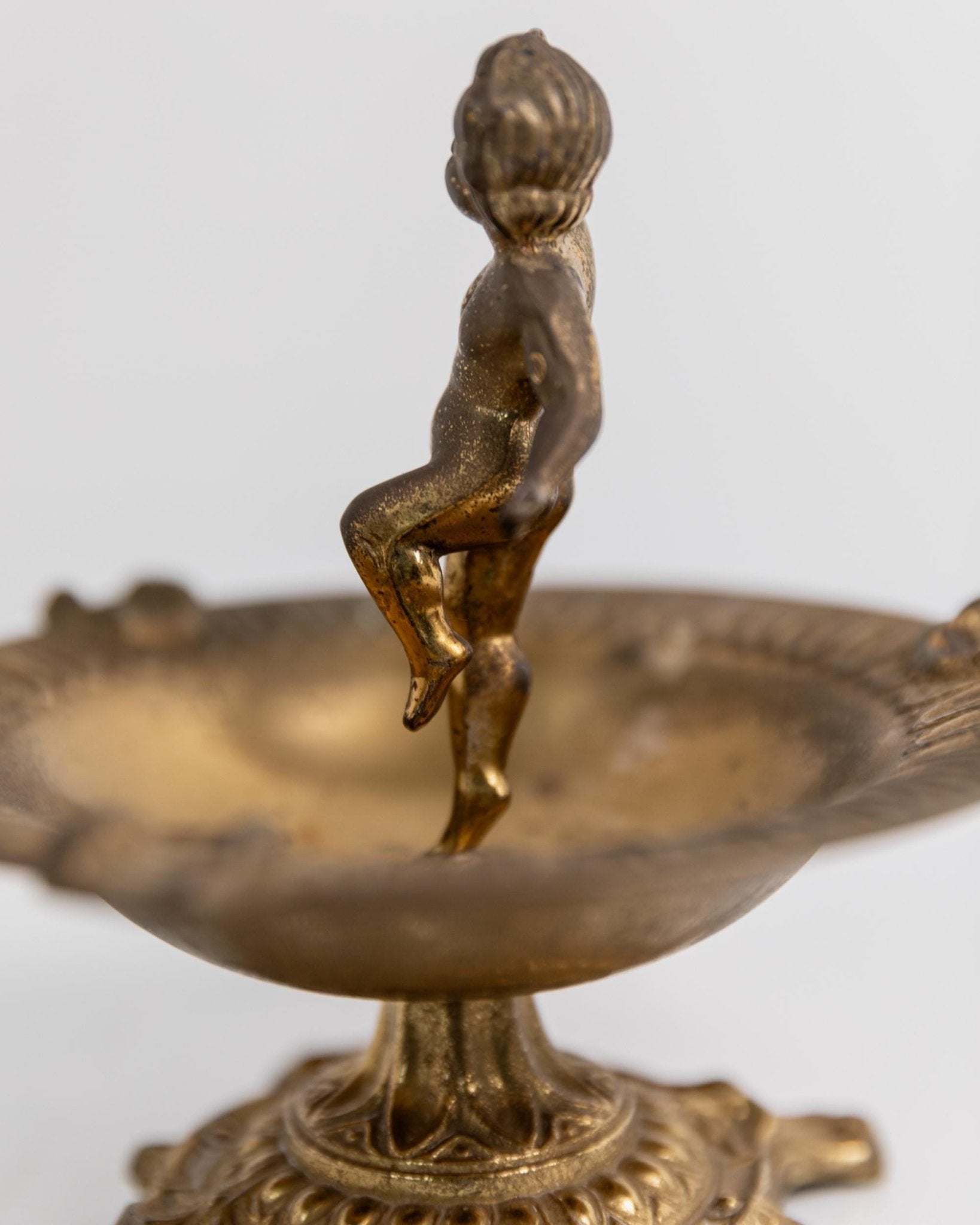 Vintage Messing Aschenbecher mit Knabenfigur auf Sockel, skulpturales Design, 1940er