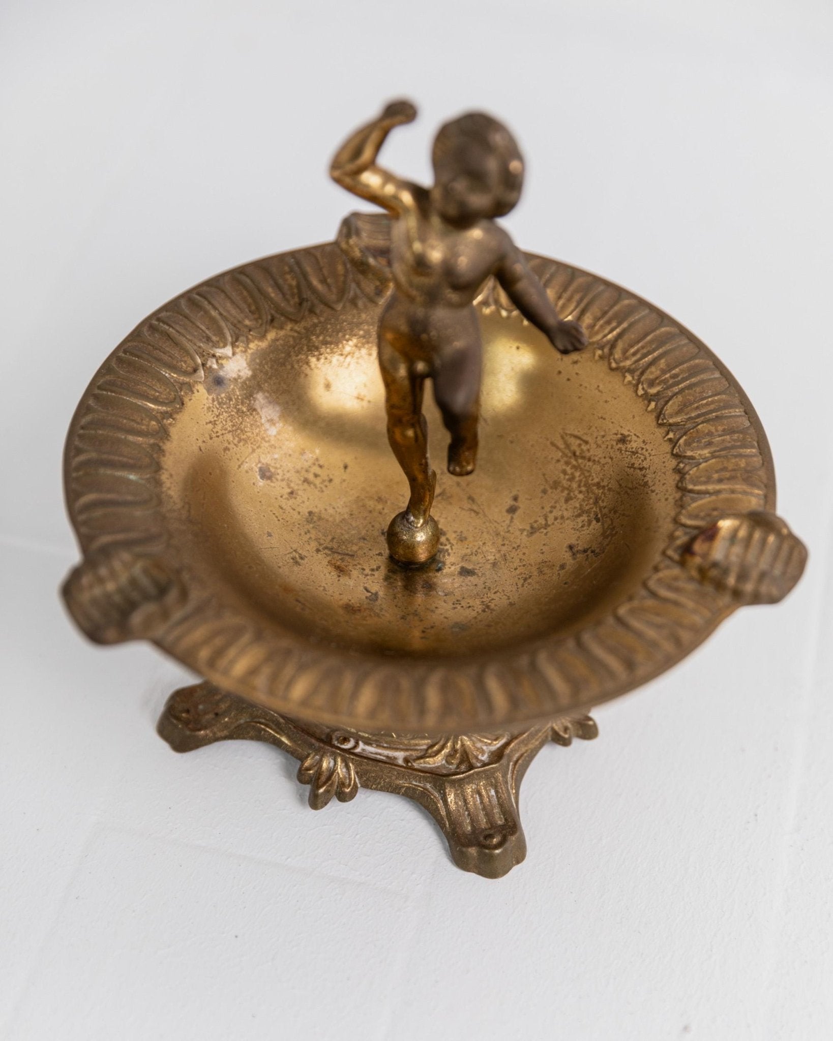 Vintage Messing Aschenbecher mit Knabenfigur auf Sockel, skulpturales Design, 1940er