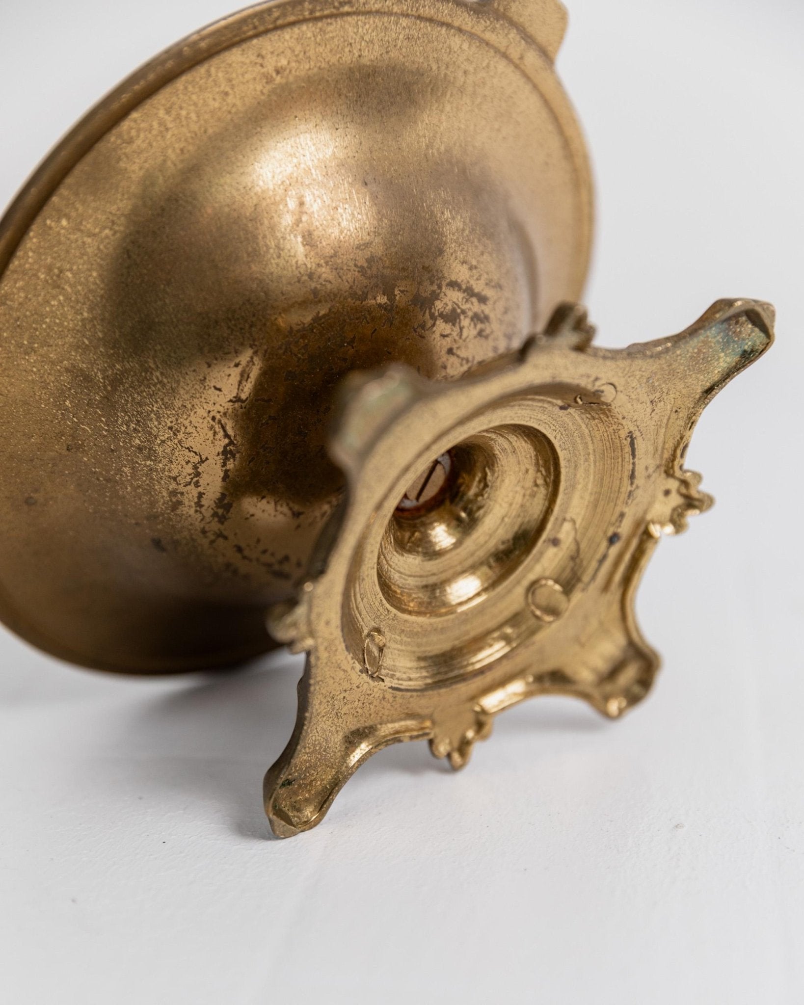 Vintage Messing Aschenbecher mit Knabenfigur auf Sockel, skulpturales Design, 1940er