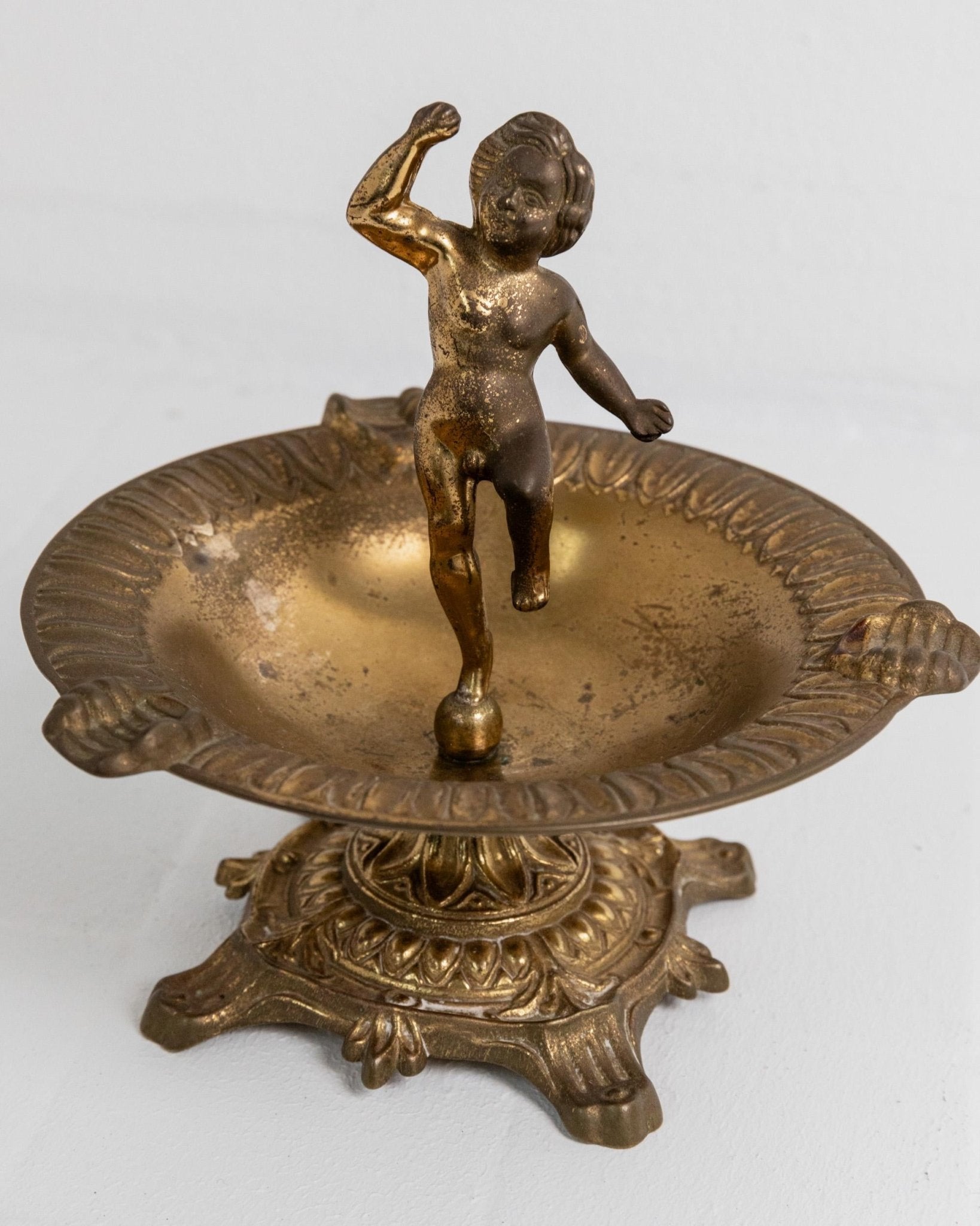 Vintage Messing Aschenbecher mit Knabenfigur auf Sockel, skulpturales Design, 1940er