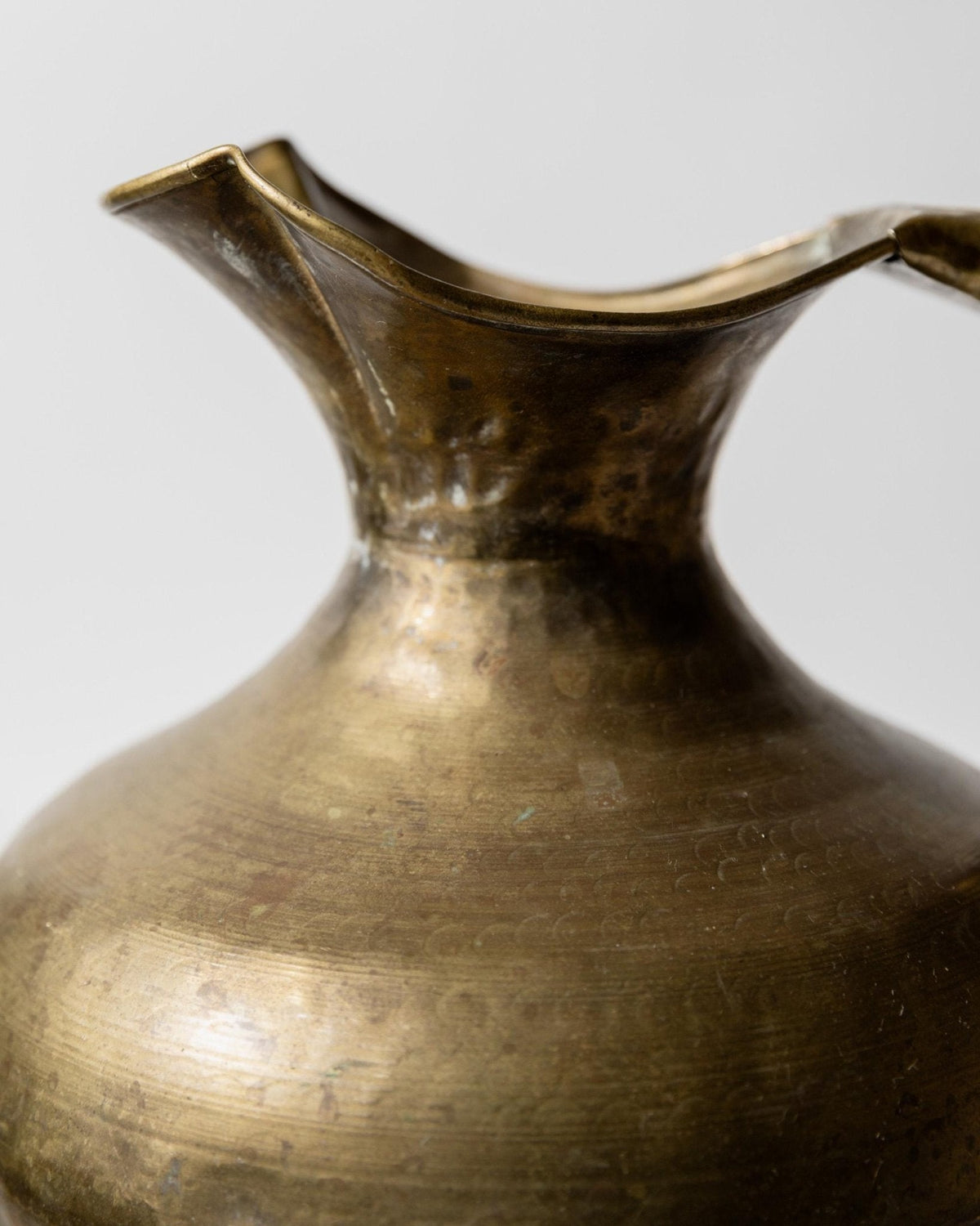 Vintage Messing Vase in Amphorenform, handgehämmert, Italien 1940er