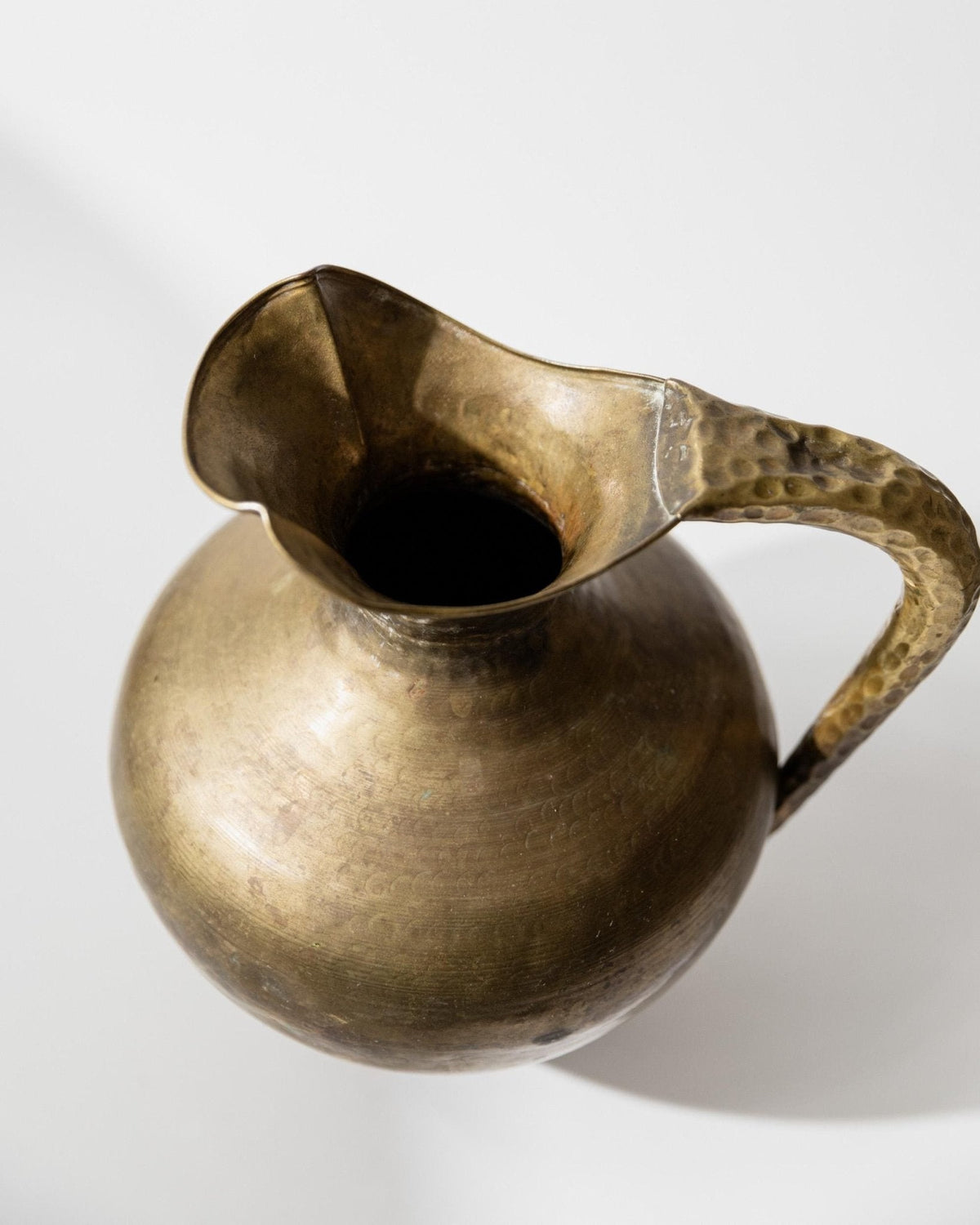 Vintage Messing Vase in Amphorenform, handgehämmert, Italien 1940er