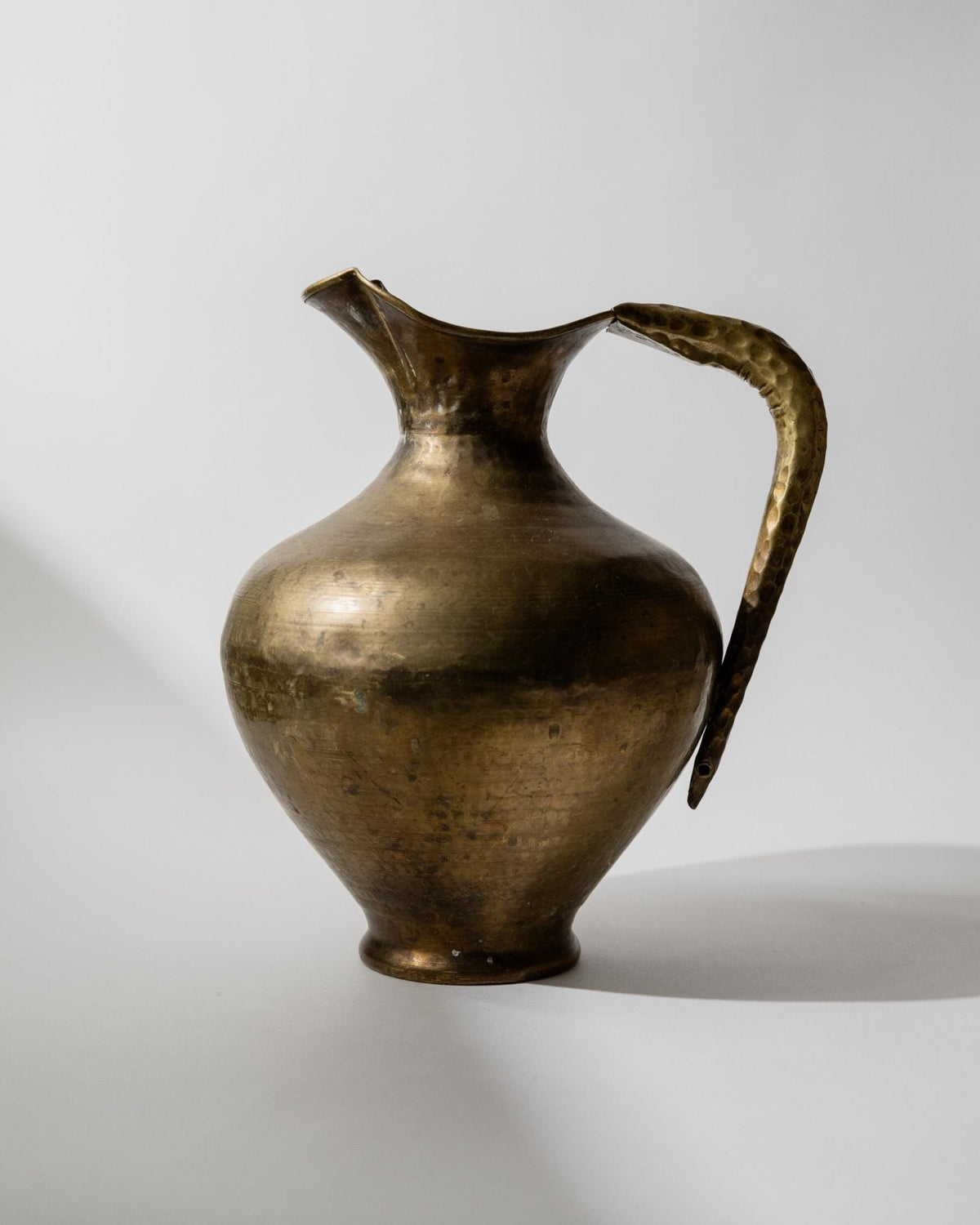 Vintage Messing Vase in Amphorenform, handgehämmert, Italien 1940er