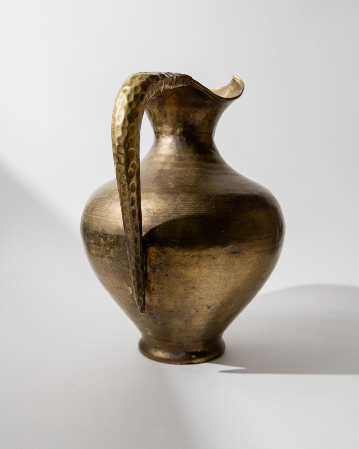 Vintage Messing Vase in Amphorenform, handgehämmert, Italien 1940er