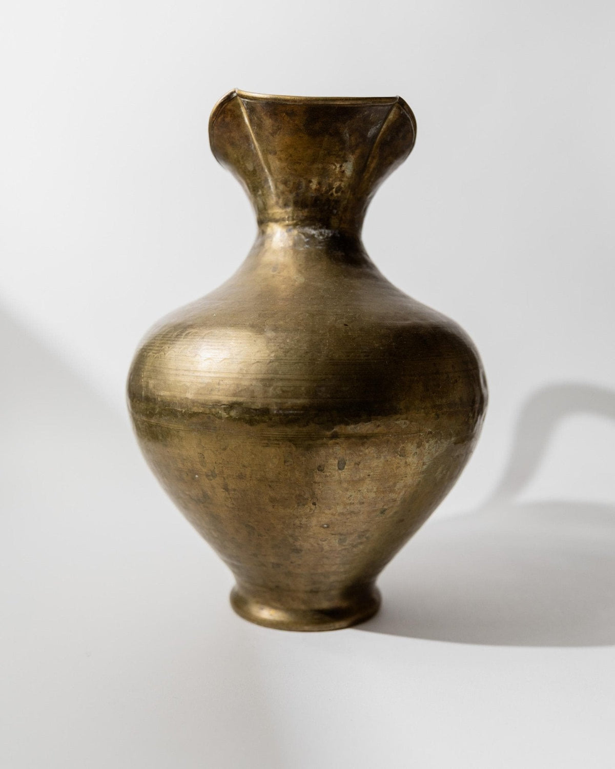Vintage Messing Vase in Amphorenform, handgehämmert, Italien 1940er