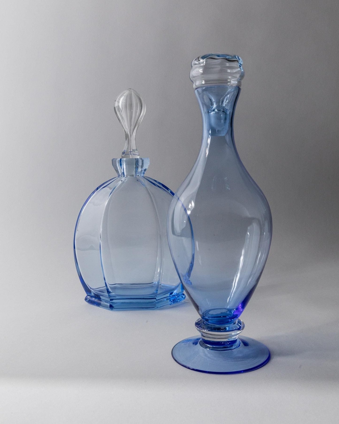 Vintage Dekanter Set von 2 Murano Glas von Murano Italien blaue skulpturale Formen