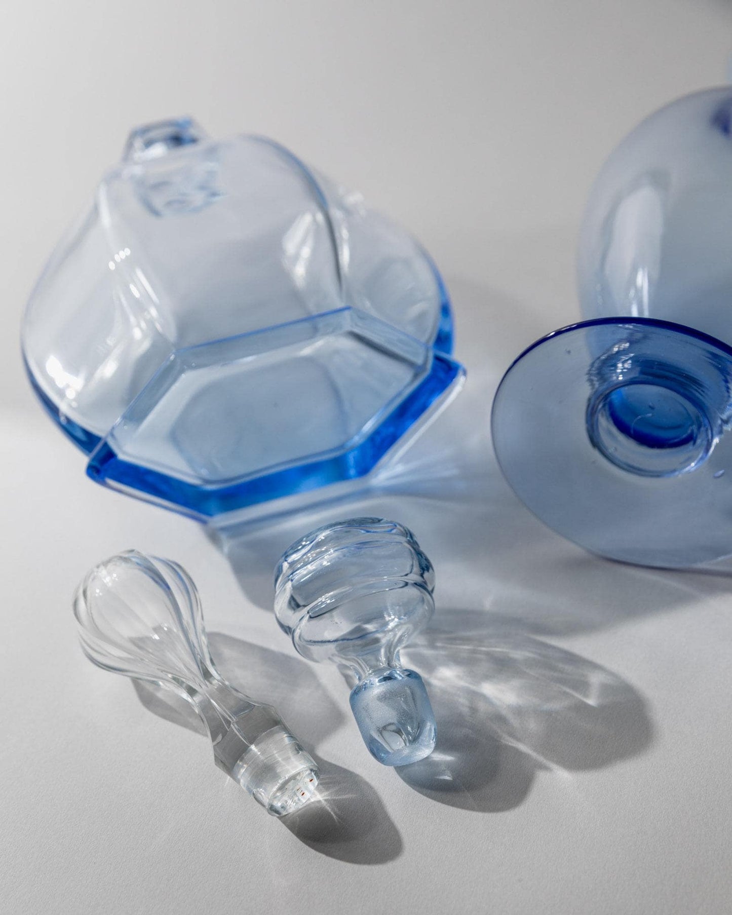 Vintage Dekanter Set von 2 Murano Glas von Murano Italien blaue skulpturale Formen