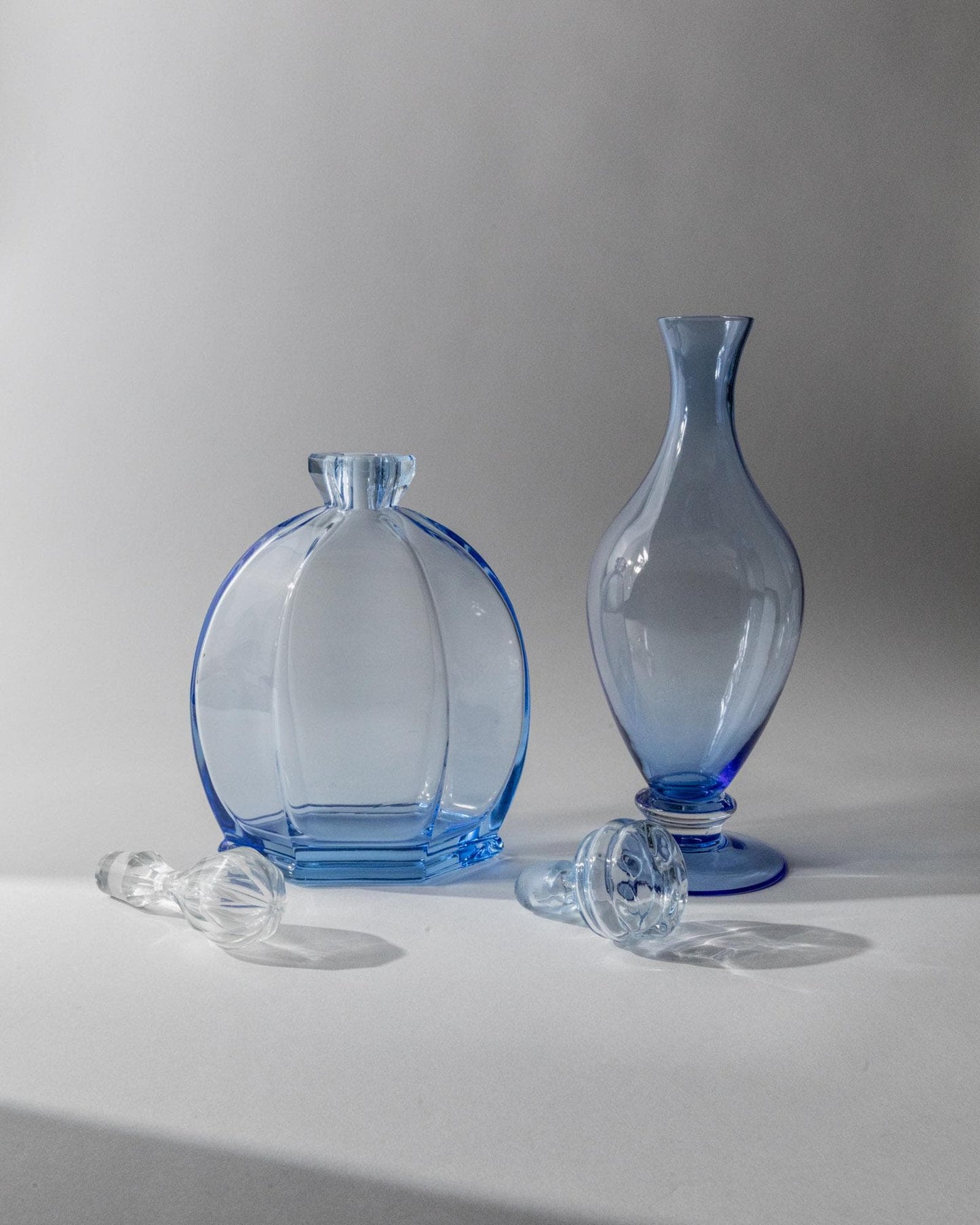 Vintage Dekanter Set von 2 Murano Glas von Murano Italien blaue skulpturale Formen