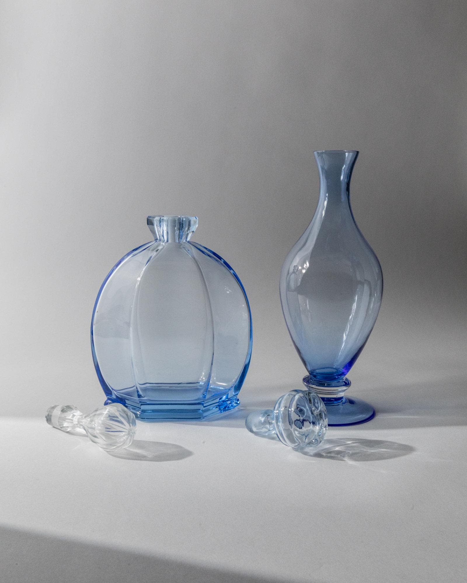 Vintage Dekanter Set von 2 Murano Glas von Murano Italien blaue skulpturale Formen