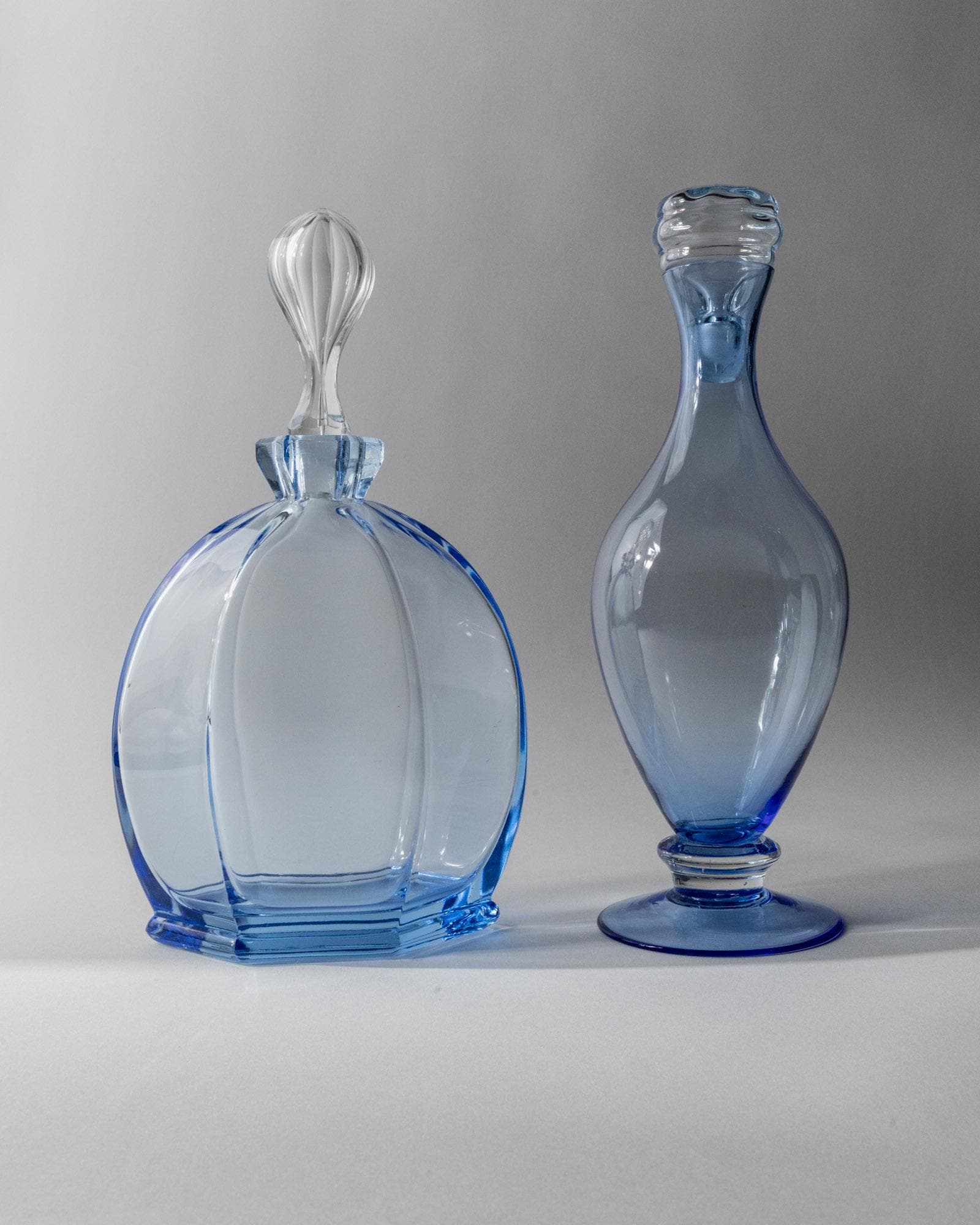 Vintage Dekanter Set von 2 Murano Glas von Murano Italien blaue skulpturale Formen