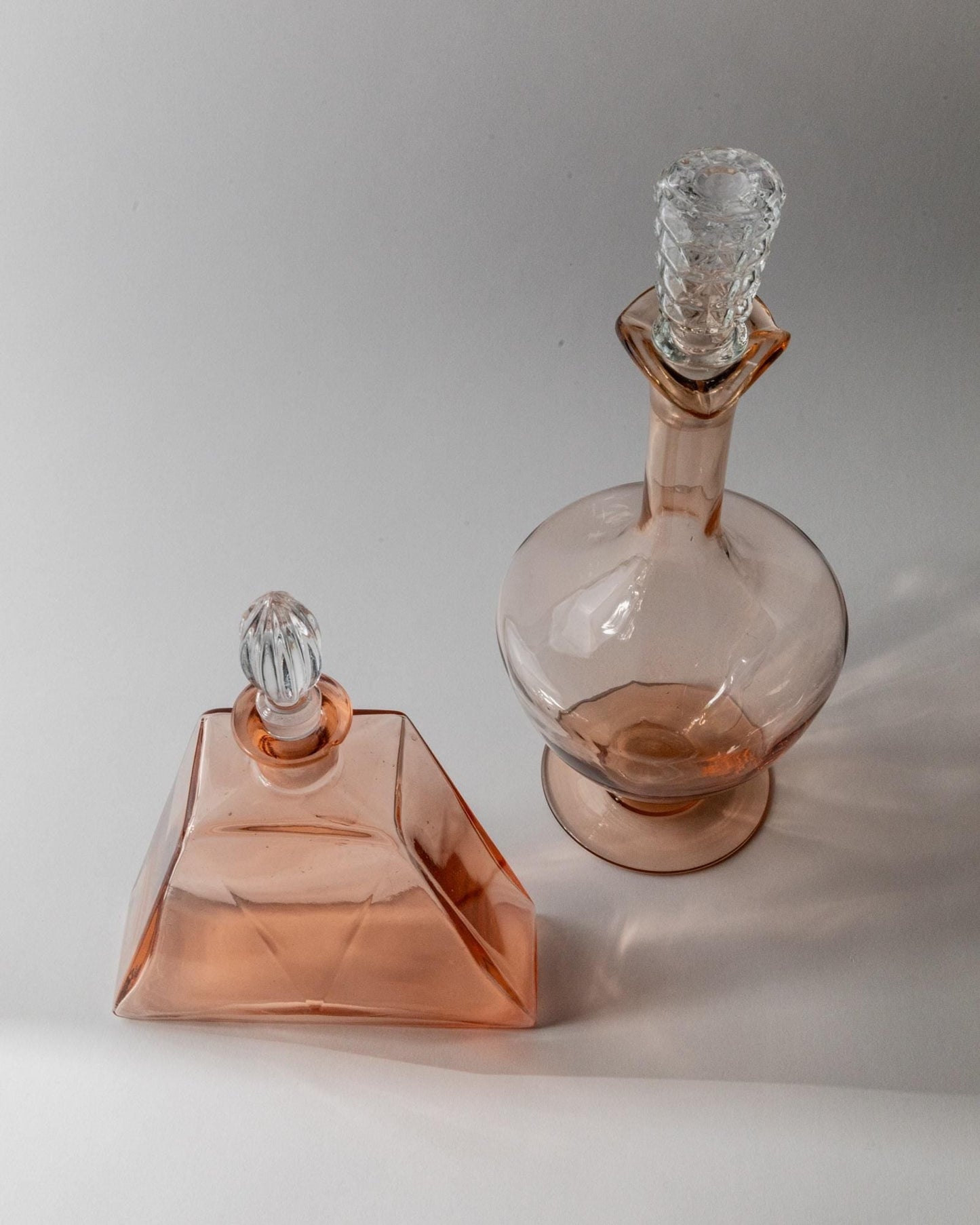 Vintage Dekanter Set von 2 Murano Glas Rosalin verschiedene Formen