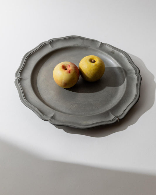 Vintage Zinn-Wandteller mit geripptem Rand, Patina silbergrau, Dekoration