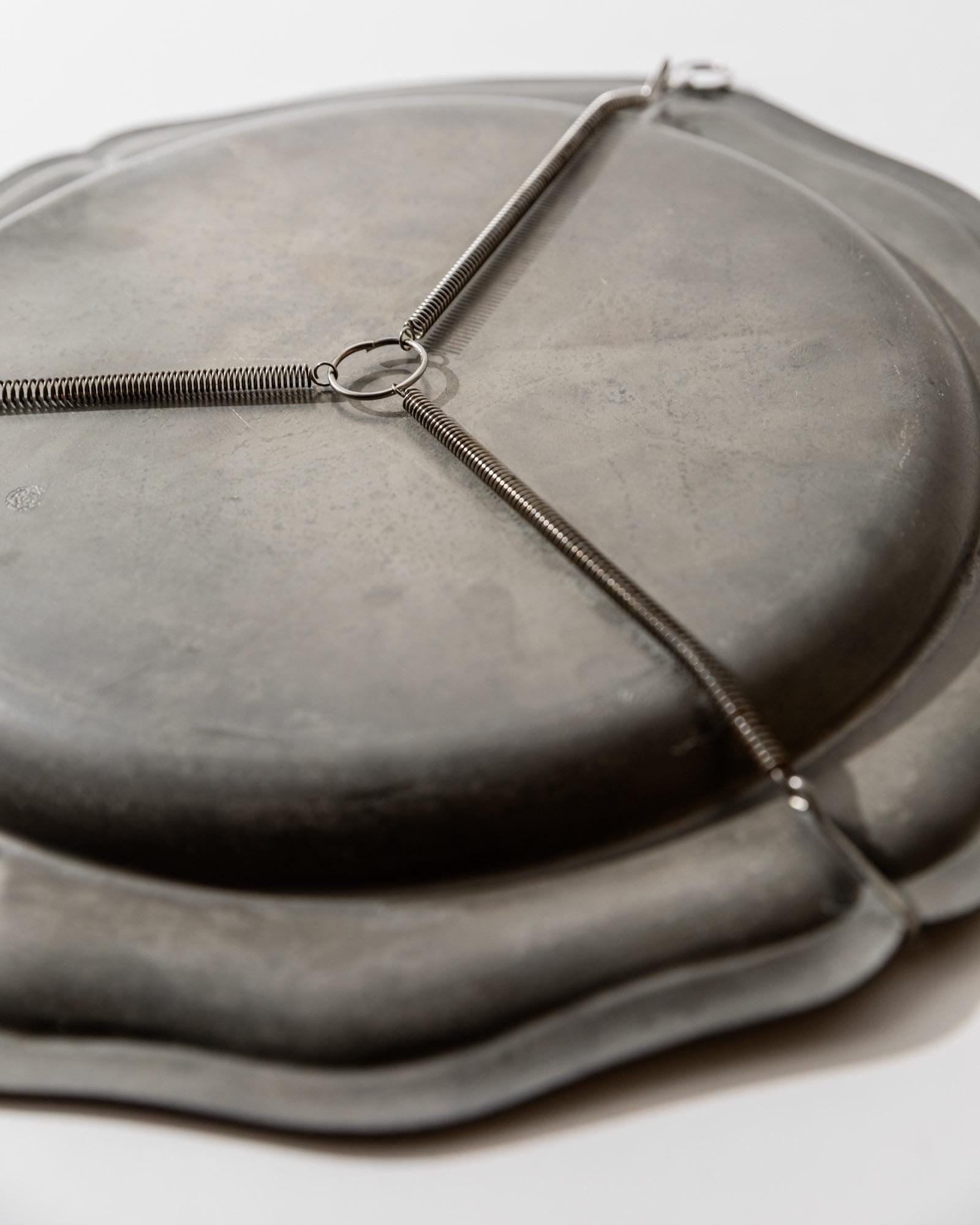 Vintage Zinn-Wandteller mit geripptem Rand, Patina silbergrau, Dekoration