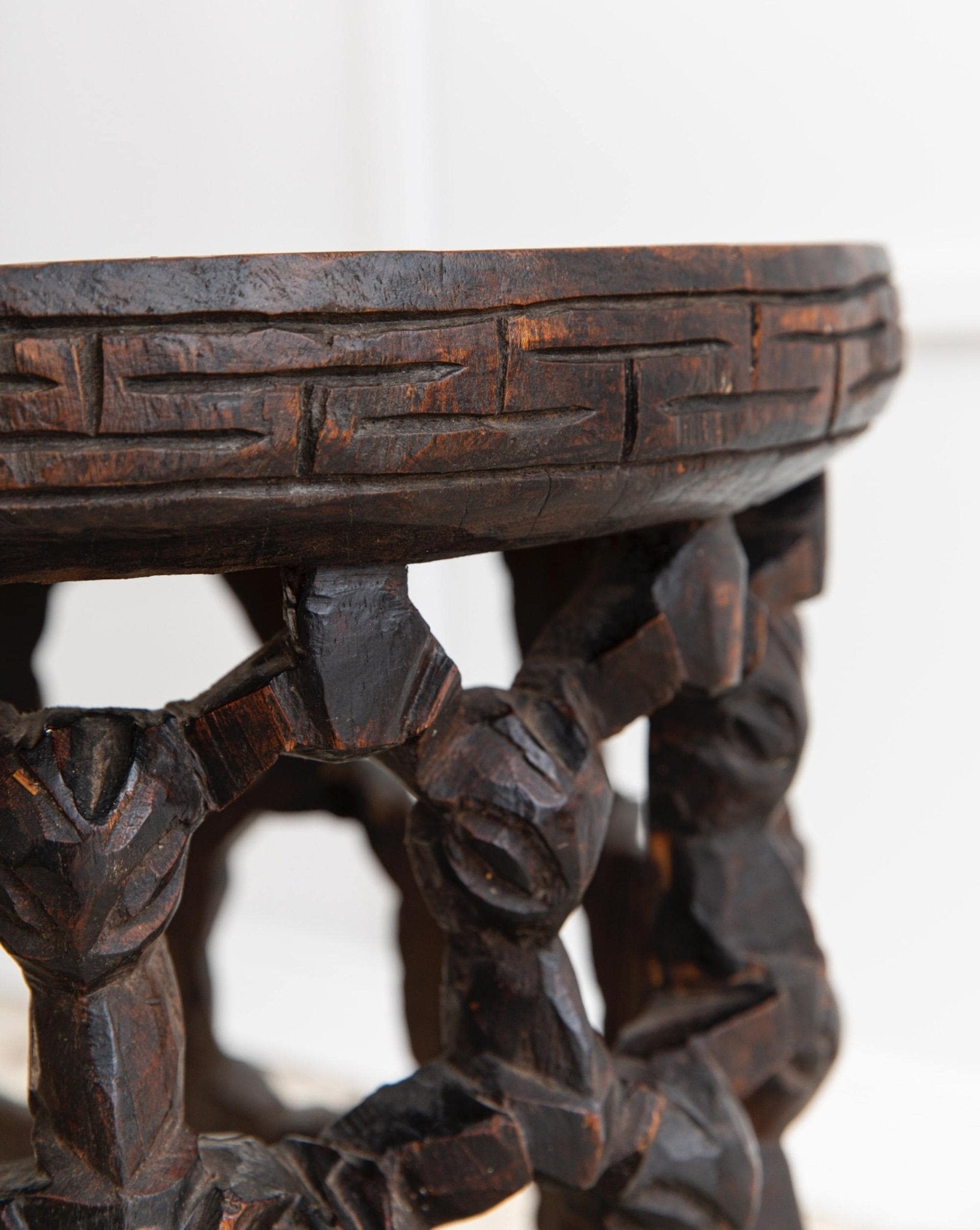 Vintage Bamileke Hocker aus Kamerun, handgeschnitzt mit Spinnenmotiv