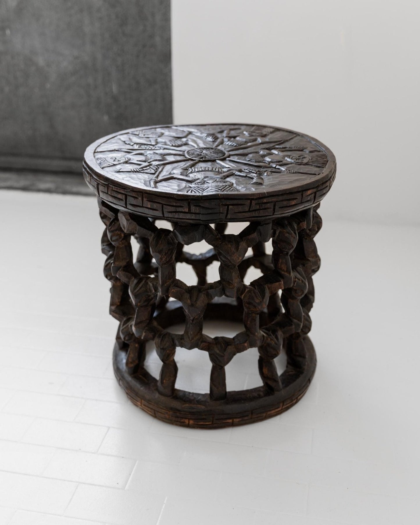 Vintage Bamileke Hocker aus Kamerun, handgeschnitzt mit Spinnenmotiv